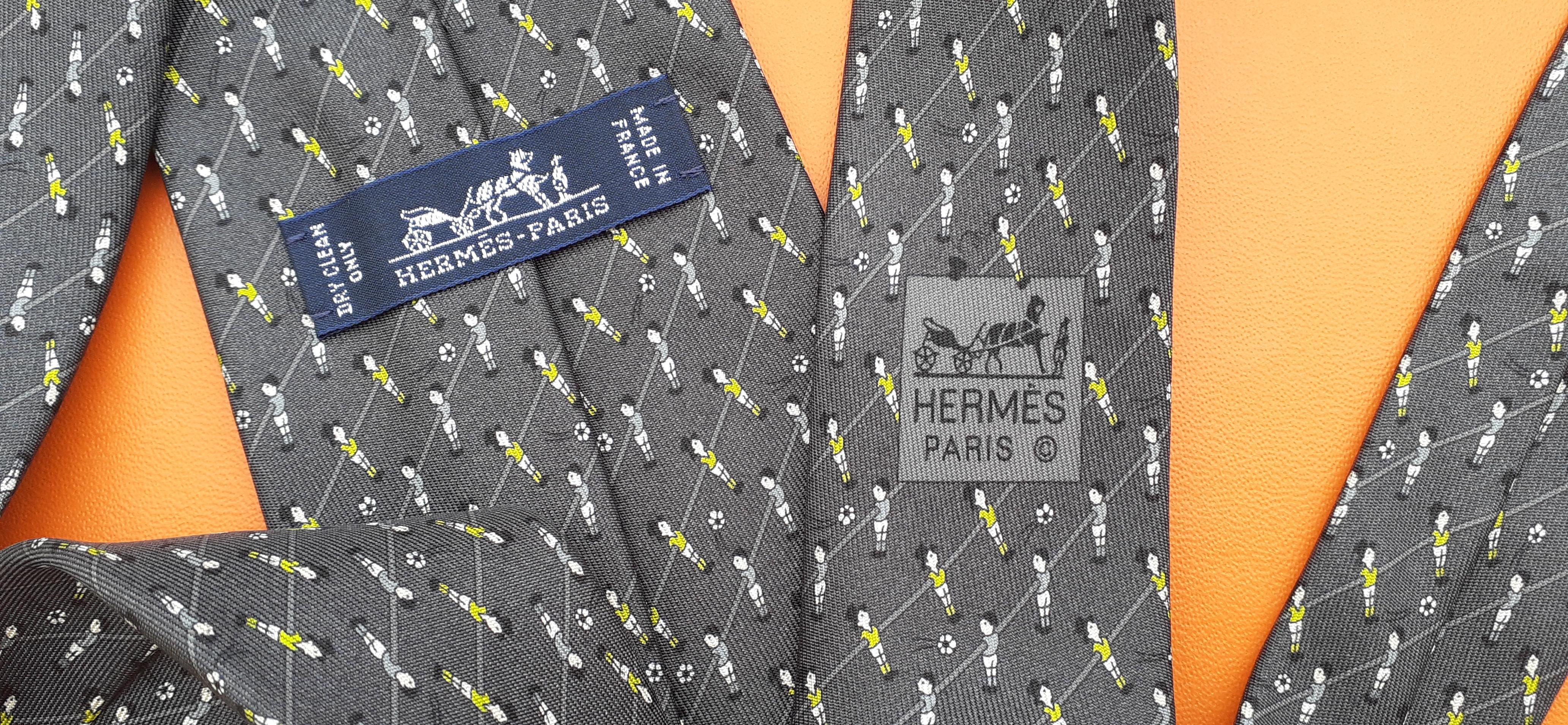 Rare cravate Hermès Baby Foot Table Soccer Print en soie en vente 8