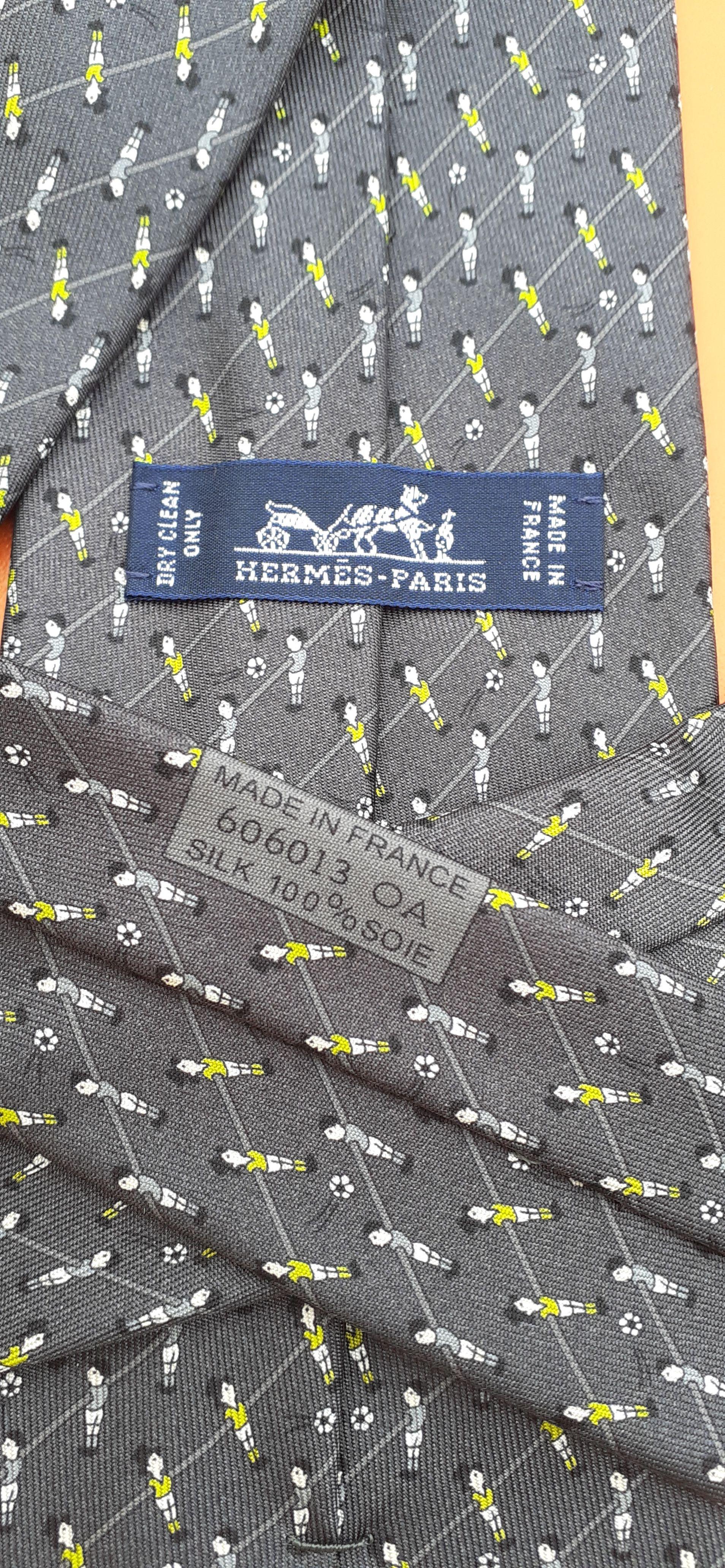 Rare cravate Hermès Baby Foot Table Soccer Print en soie en vente 9
