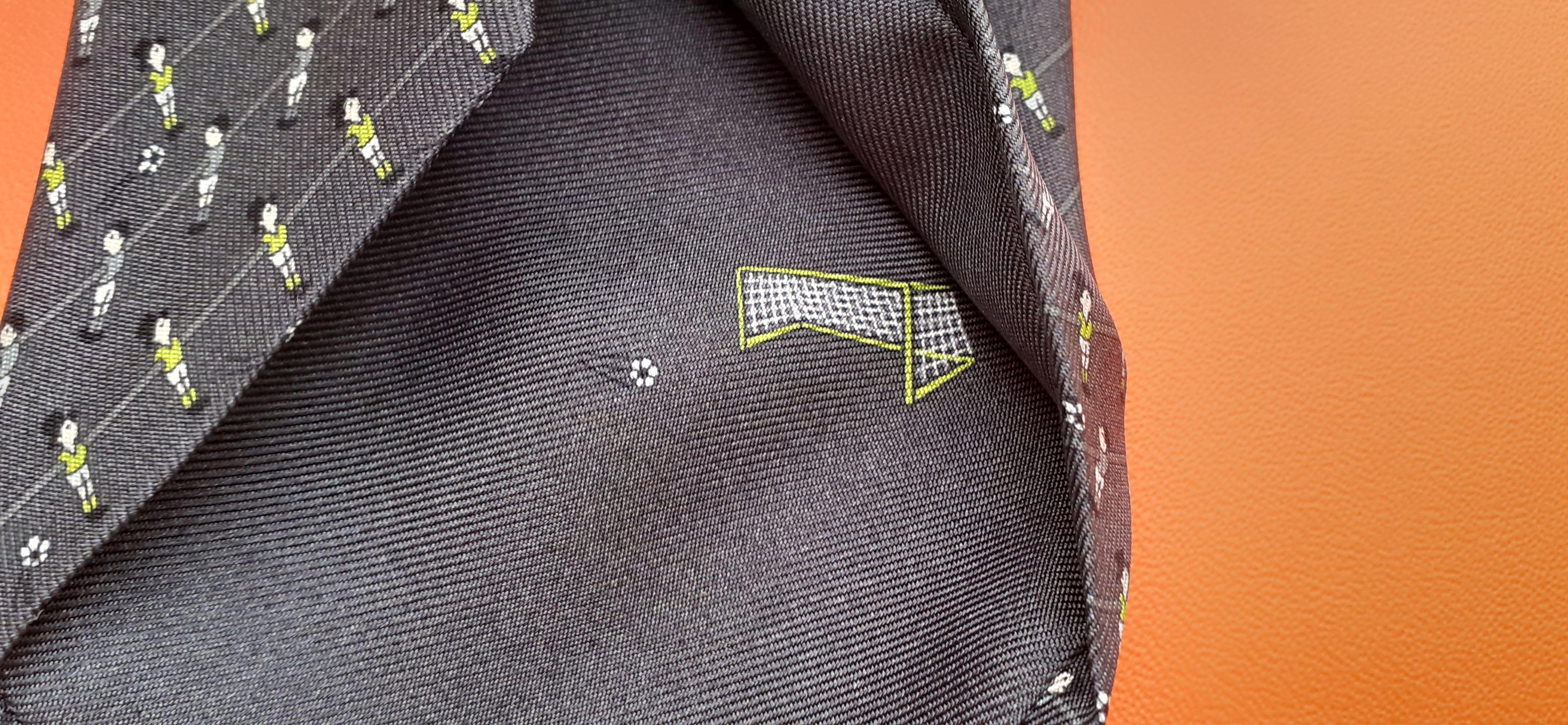 Rare cravate Hermès Baby Foot Table Soccer Print en soie en vente 10