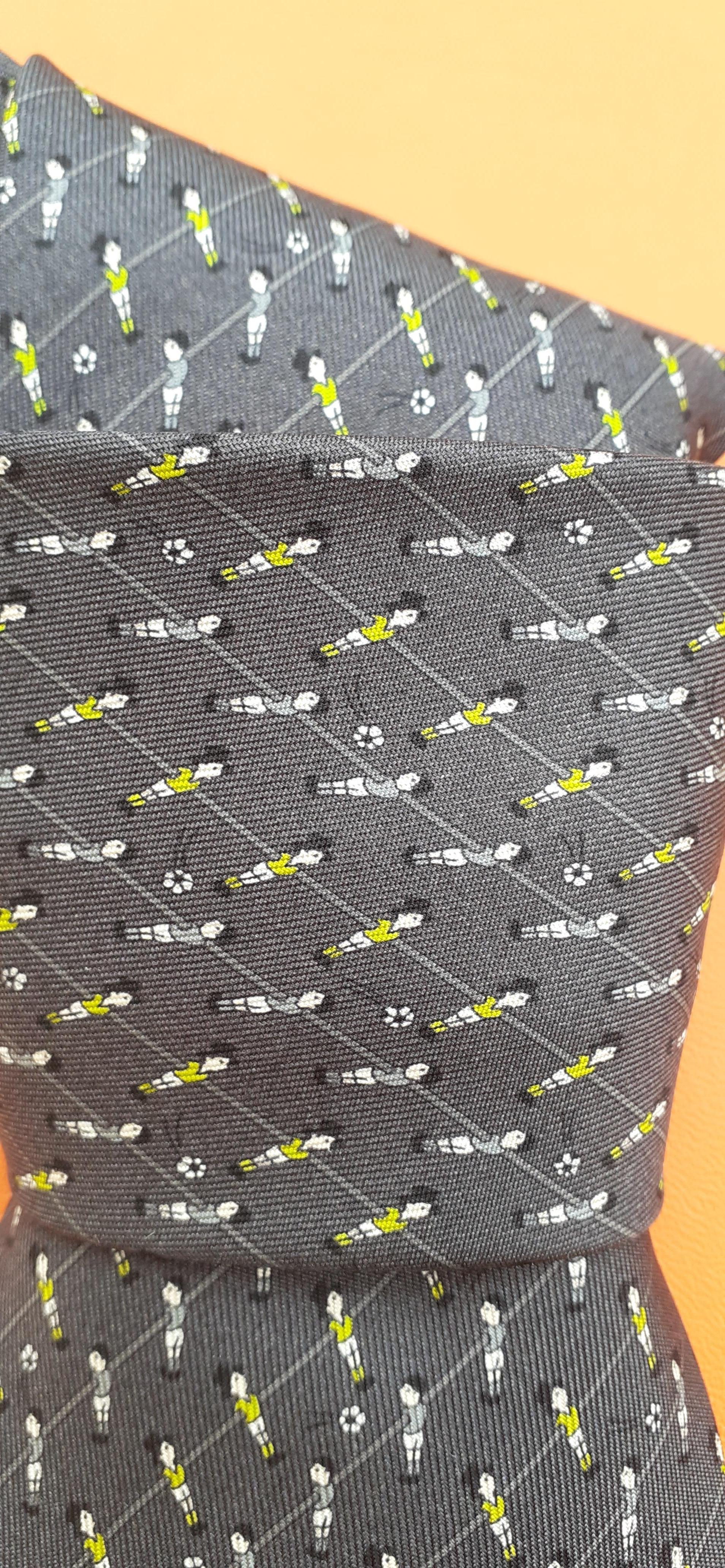 Rare cravate Hermès Baby Foot Table Soccer Print en soie Pour hommes en vente