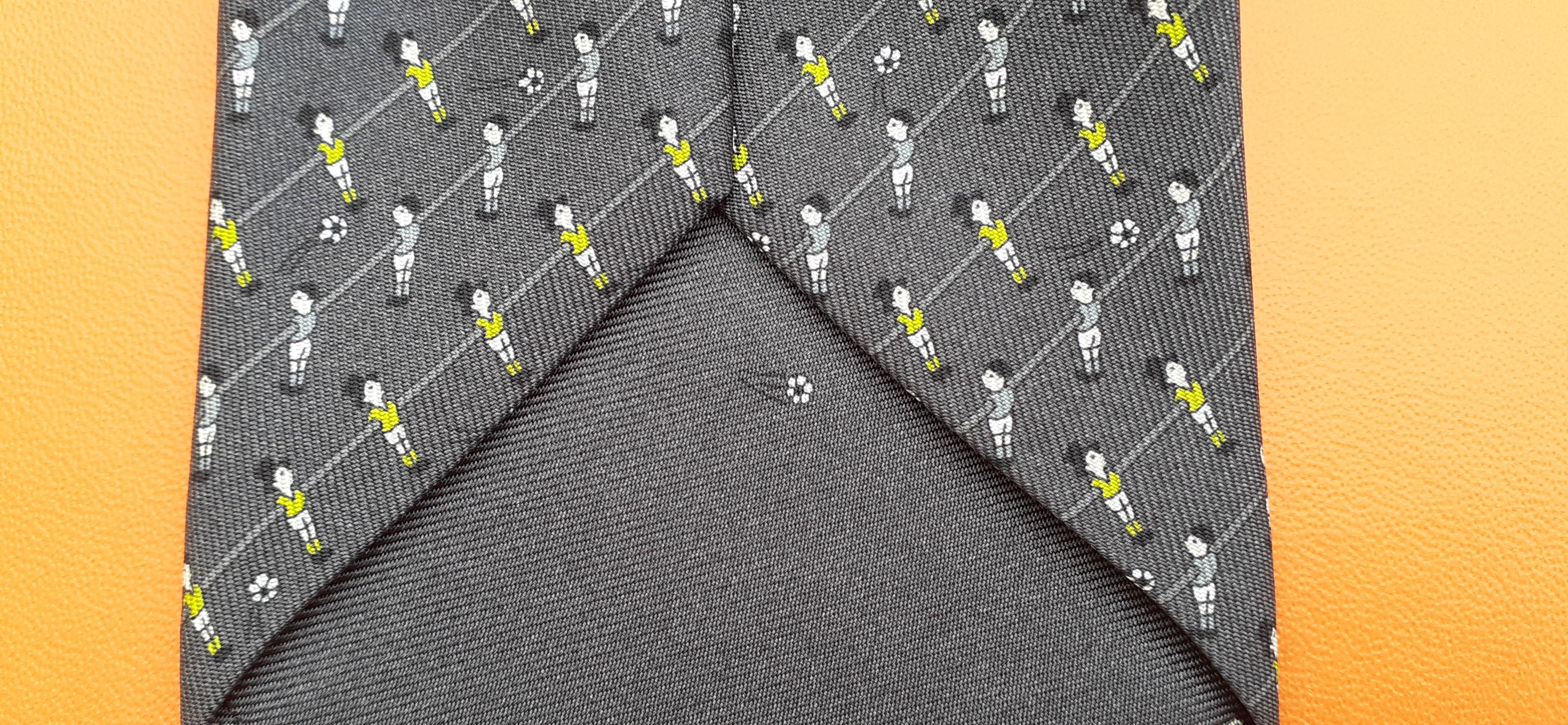 Rare cravate Hermès Baby Foot Table Soccer Print en soie en vente 4