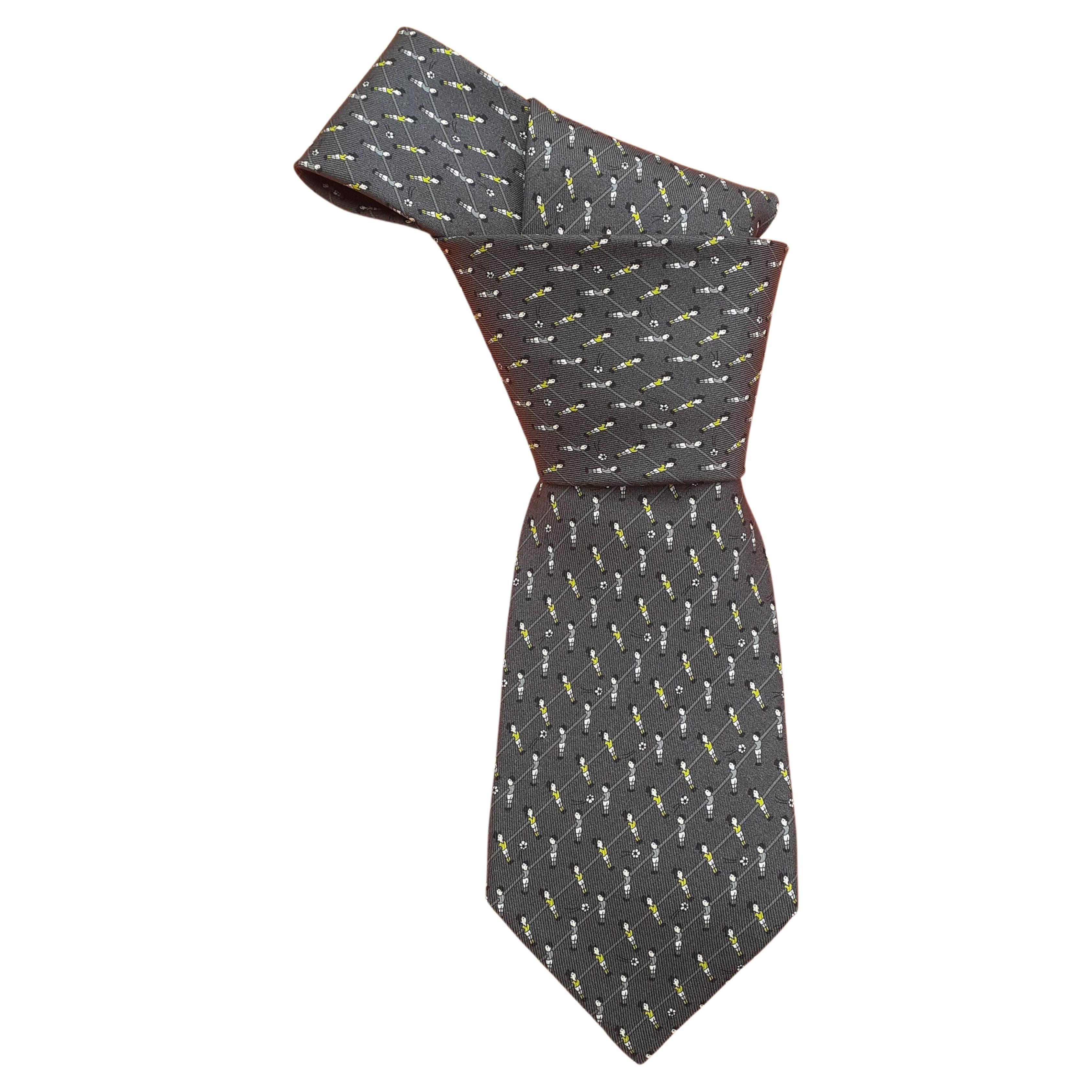Rare cravate Hermès Baby Foot Table Soccer Print en soie en vente