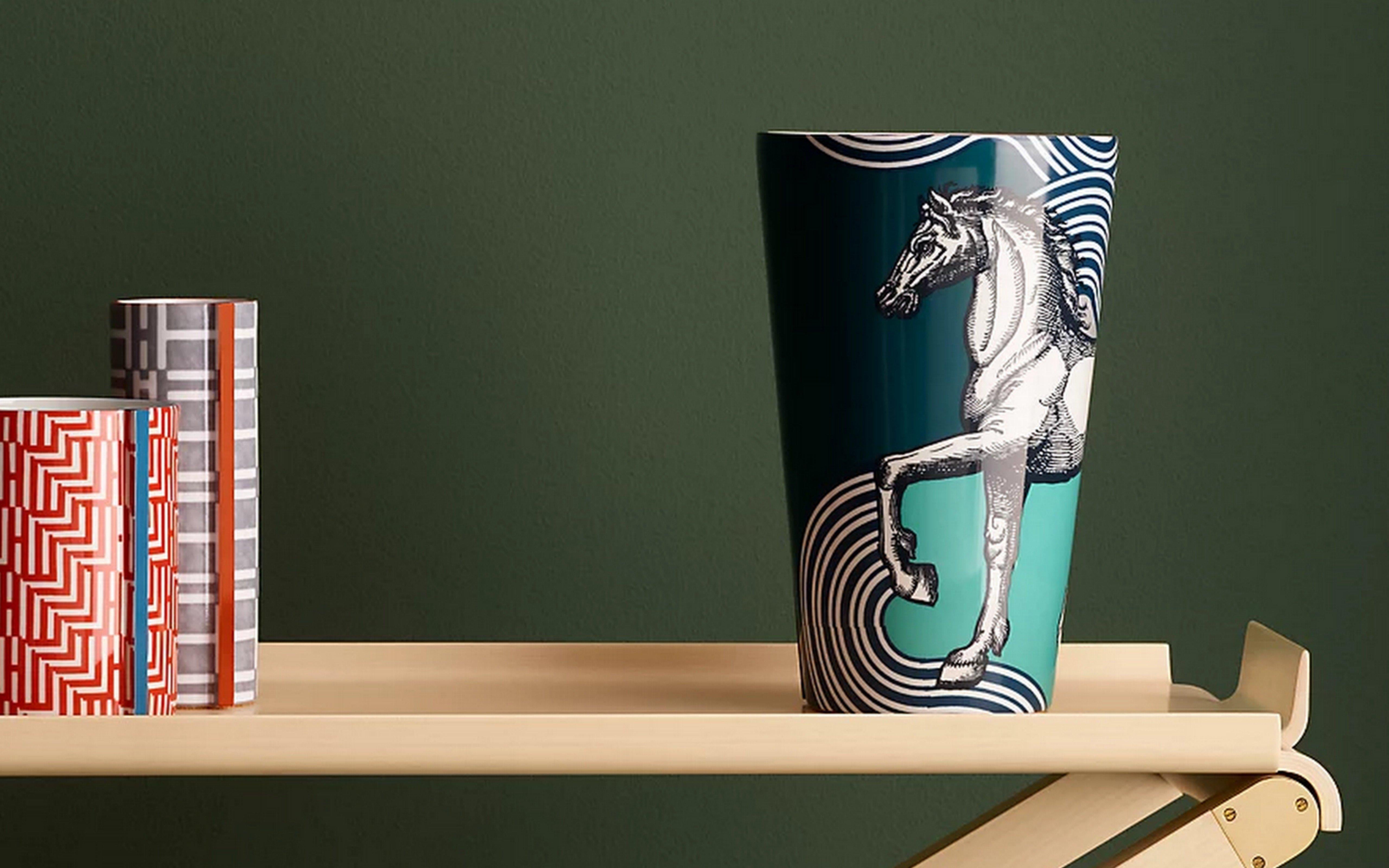 Vaso HERMES Périmètre Haut Perimetre 
Altezza 26 CM 
Vaso in porcellana, base in sughero
Decorazione cromolitografica
Bordi a contrasto dipinti a mano, firma 