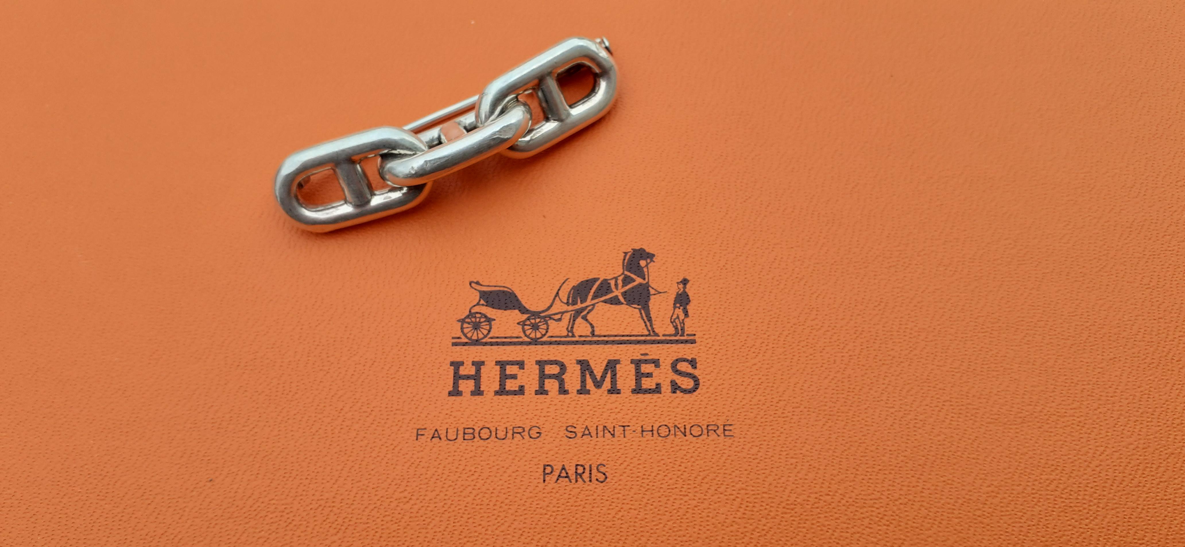 Rare and Beautiful Authentic Hermès Brooch

Pattern: 3 maillons Chaine d'Ancre (3 anchor chain links)

Made of Silver (at least 80%) 

Vintage Item 

