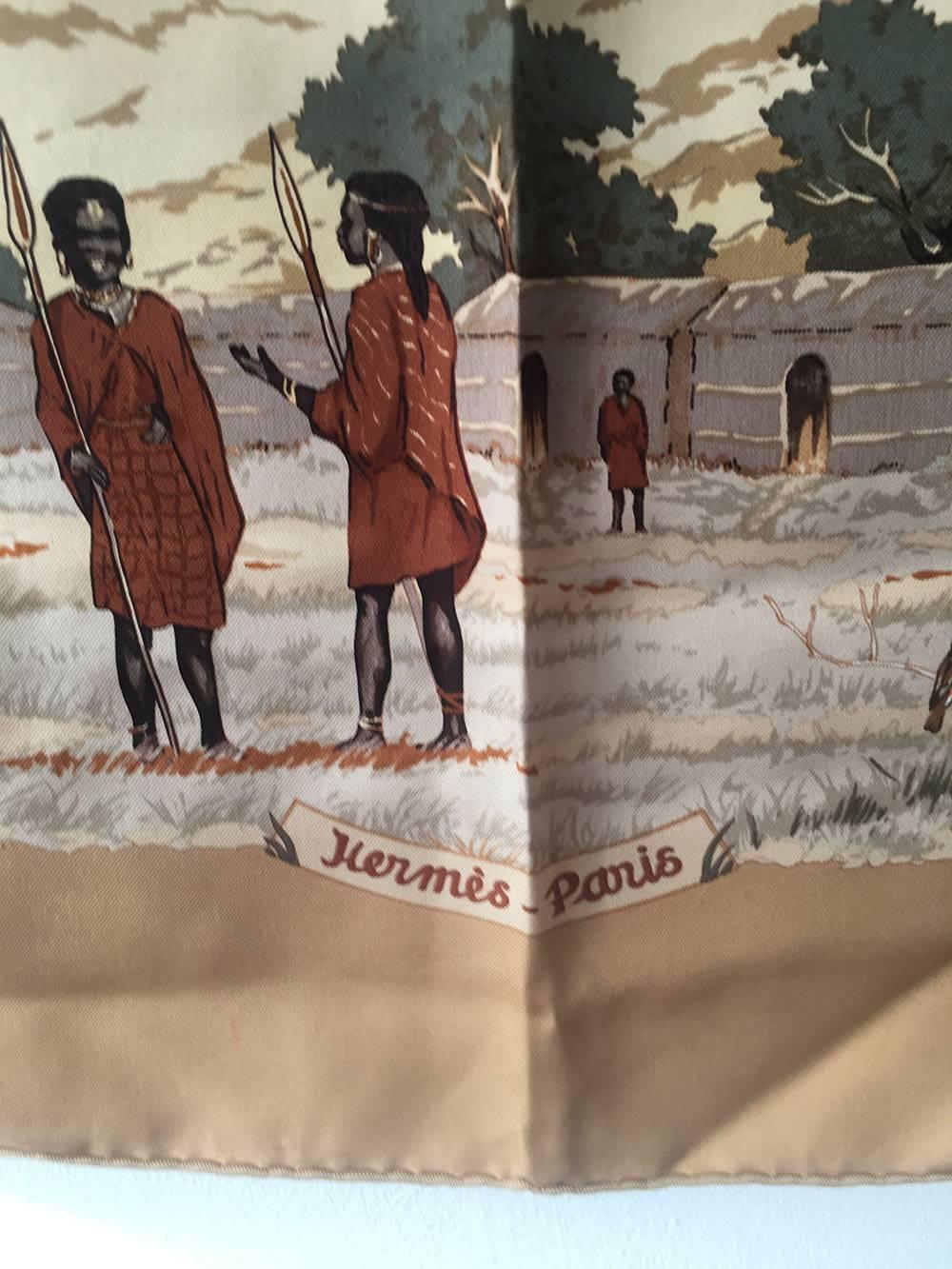 STUNNING RARE Hermes Tanzanie Silk Scarf in Tan c1970s in ottime condizioni.  Il disegno serigrafico originale del 1977 di Robert Dallet presenta varie scene della savana africana della Tanzania con zebre, giraffe, antilopi, leoni, leopardi, uomini