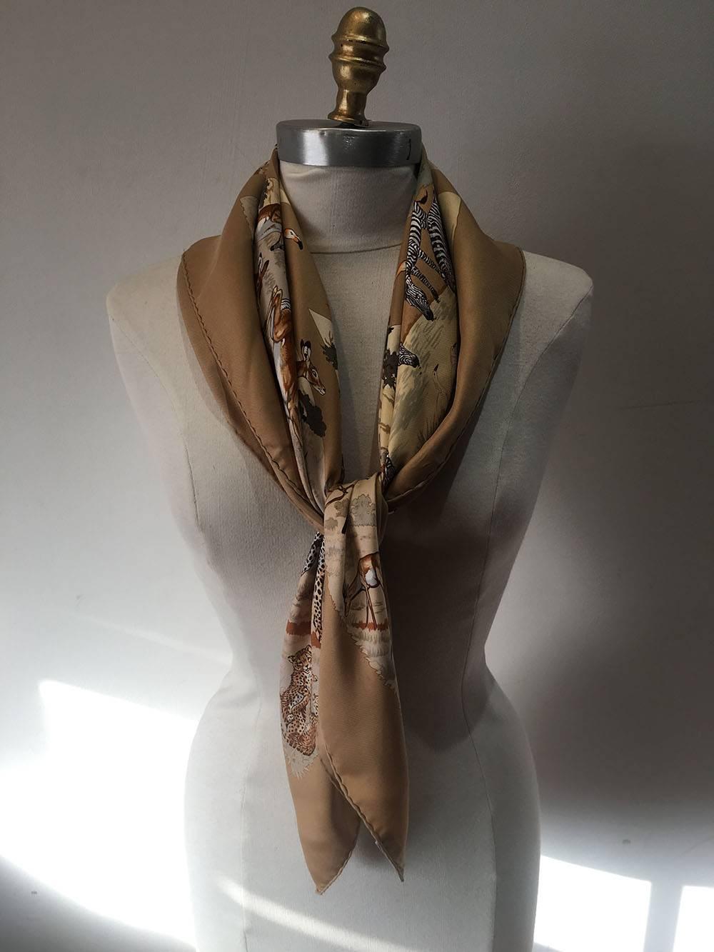 RARO Foulard di seta Tanzanie di Hermes vintage in tan c1970s 2