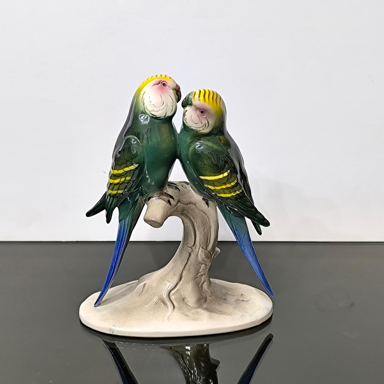 Coppia di pappagallini in ceramica d'epoca di Hertwig Katzhütte

Coppia di pappagallini colorati in ceramica, realizzati dal produttore tedesco Hertwig Katzhütte. 
Sotto il marchio di fabbrica è riportato il marchio utilizzato tra il 1941 e il 1958,