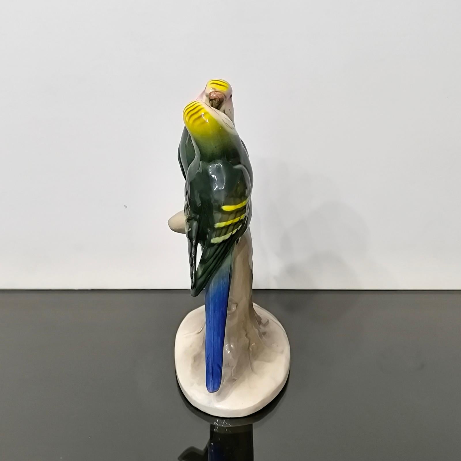 Tedesco Raro Hertwig Katzhutte Germania Coppia di parrocchetti in porcellana Ornamento in vendita
