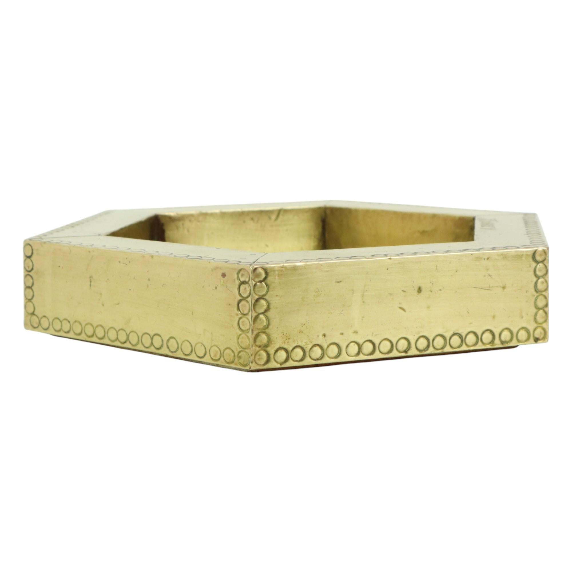 Martelé Rare miroir hexagonal en laiton Rodolfo Dubarry 1970 en vente