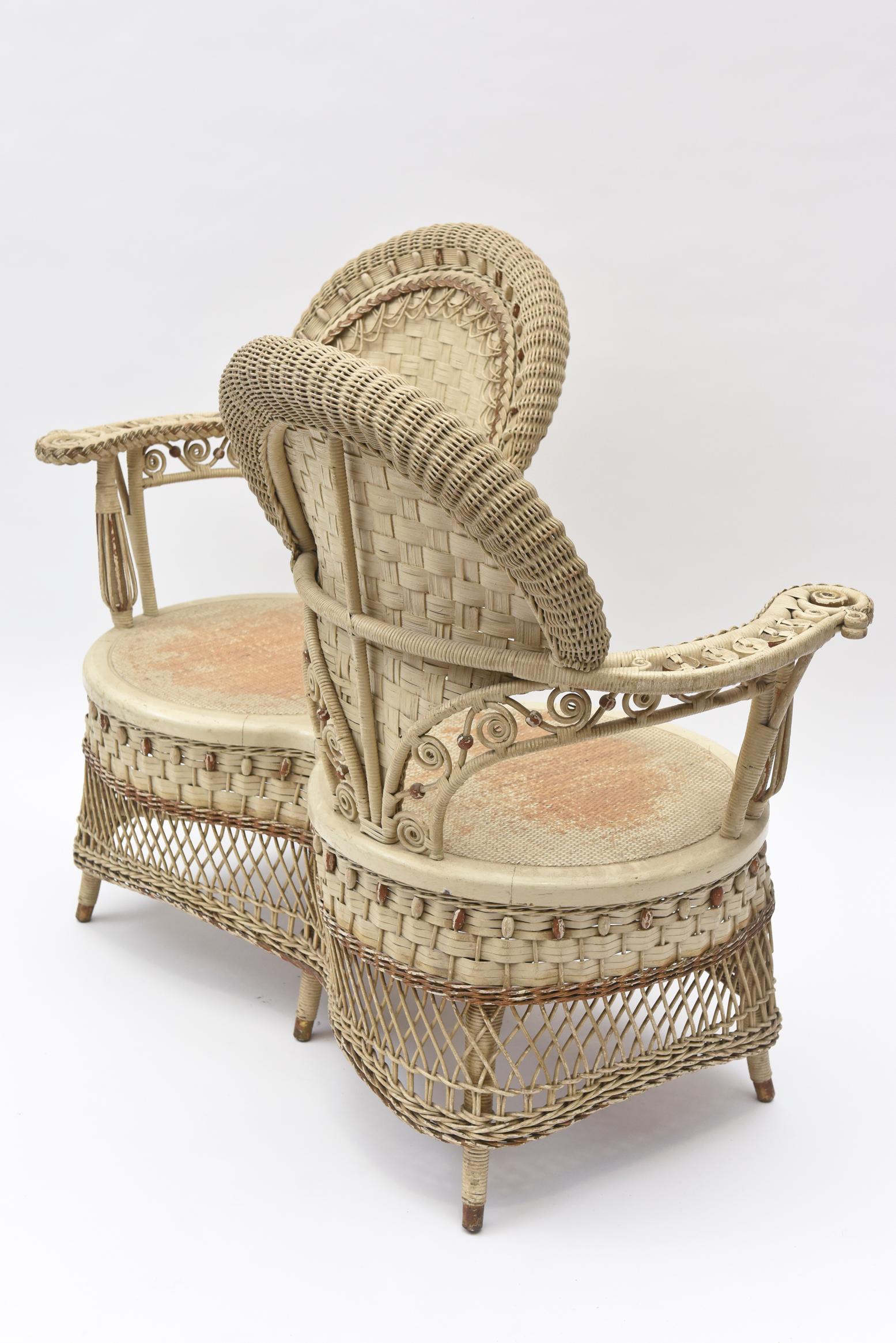 Seltener Heywood Brothers and Wakefield Victorian Wicker Conversation Gossip Chair aus Korbweide (Viktorianisch) im Angebot