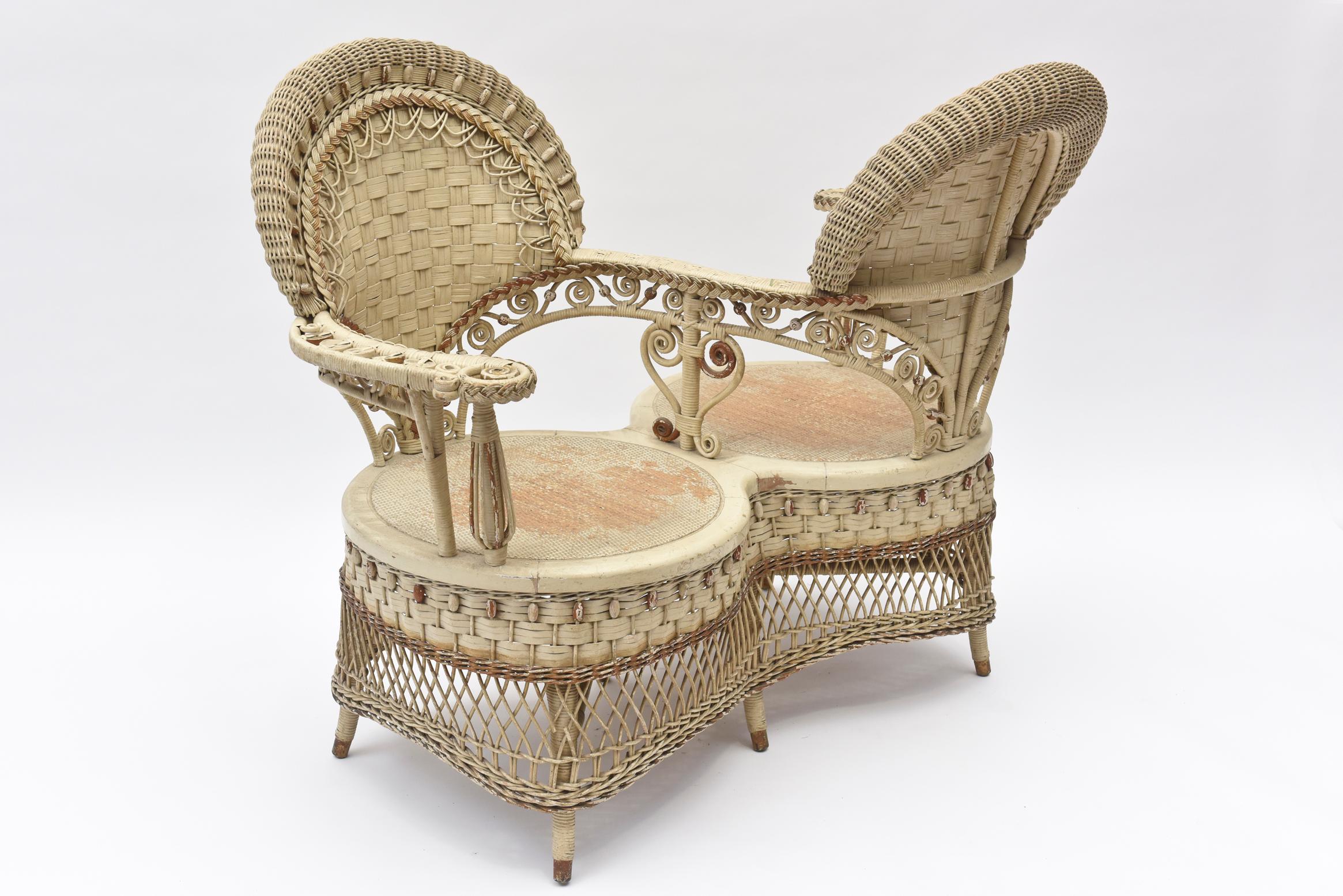 Seltener Heywood Brothers and Wakefield Victorian Wicker Conversation Gossip Chair aus Korbweide (Gewebt) im Angebot