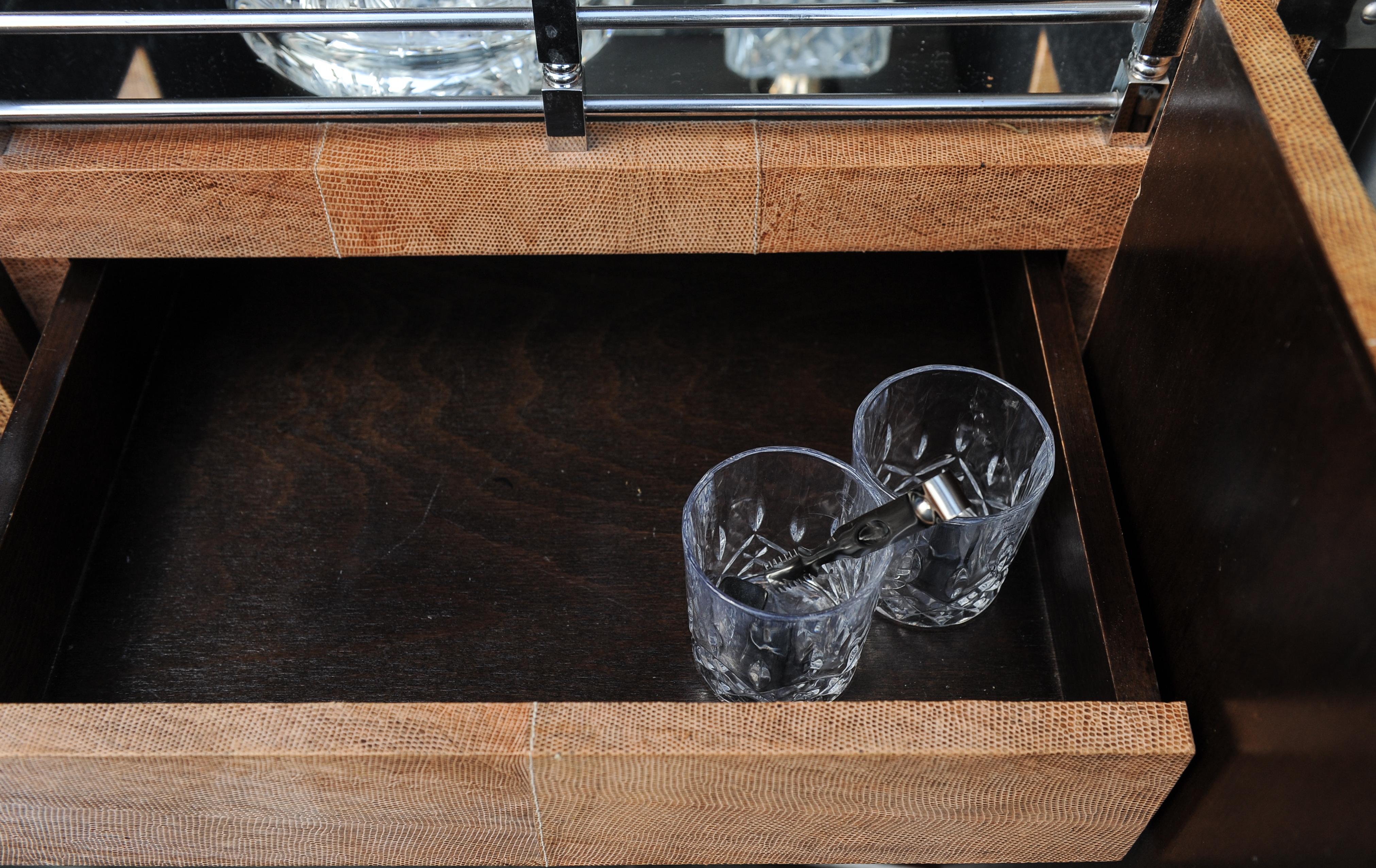 Rare cocktail bar de voyage en galuchat sur mesure de Ginger Brown en vente 2