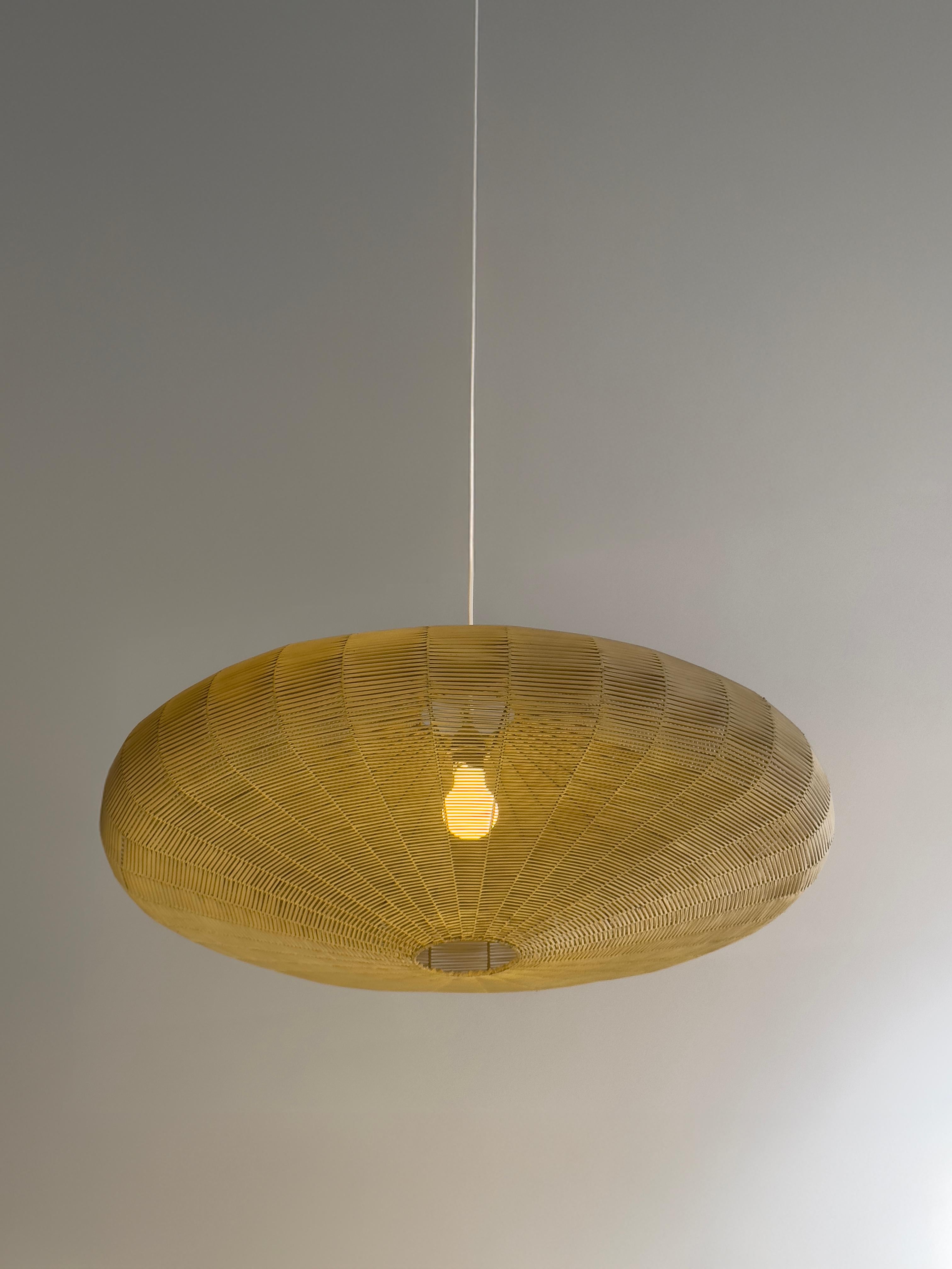 Rara lámpara colgante OVNI moderna de mediados de siglo, muy decorativa, de 80 cm de diámetro. Italia, años 50/60.

No sabemos mucho sobre esta lámpara... pero en cuanto la vimos, nos enamoramos. Esta rara, elegante y muy decorativa lámpara colgante