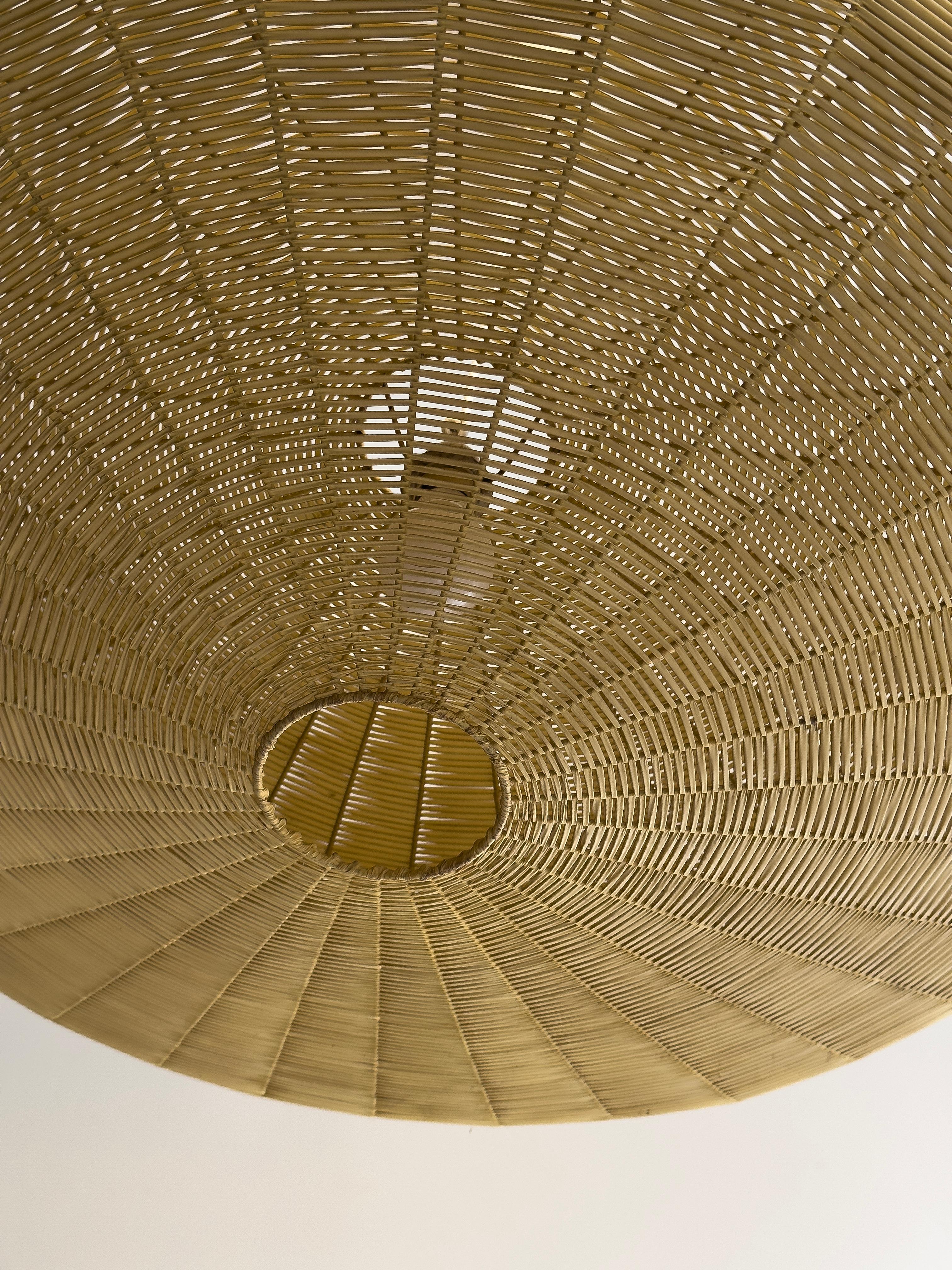 Rara lámpara colgante OVNI moderna de mediados de siglo, muy decorativa, de 80 cm de diámetro. Ita en Bueno estado para la venta en Milano, IT