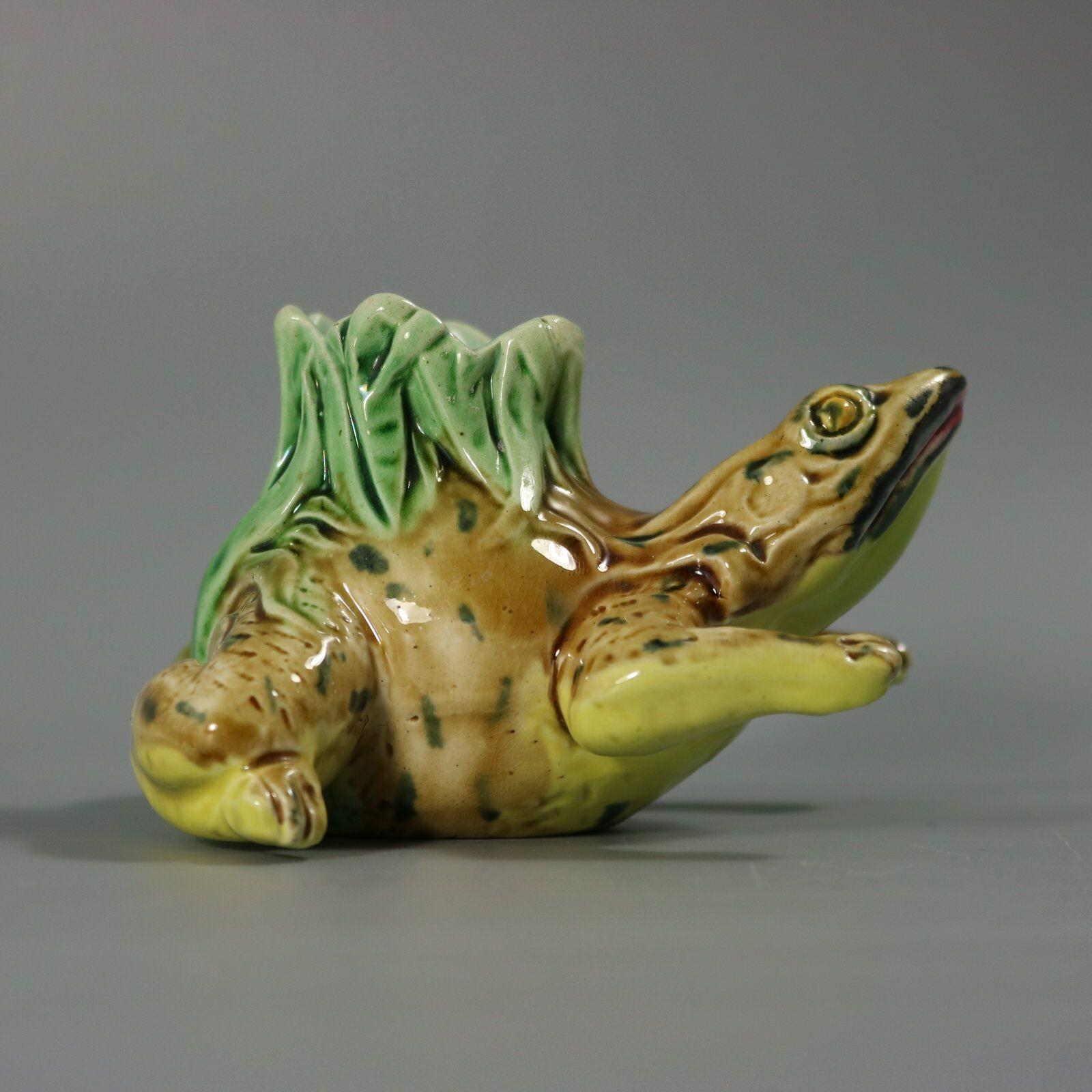 Holdcroft Majolica Zahnstocherhalter mit einem Frosch unter Blättern, die die Vase bilden. Färbung: grün, braun, gelb, sind vorherrschend.
