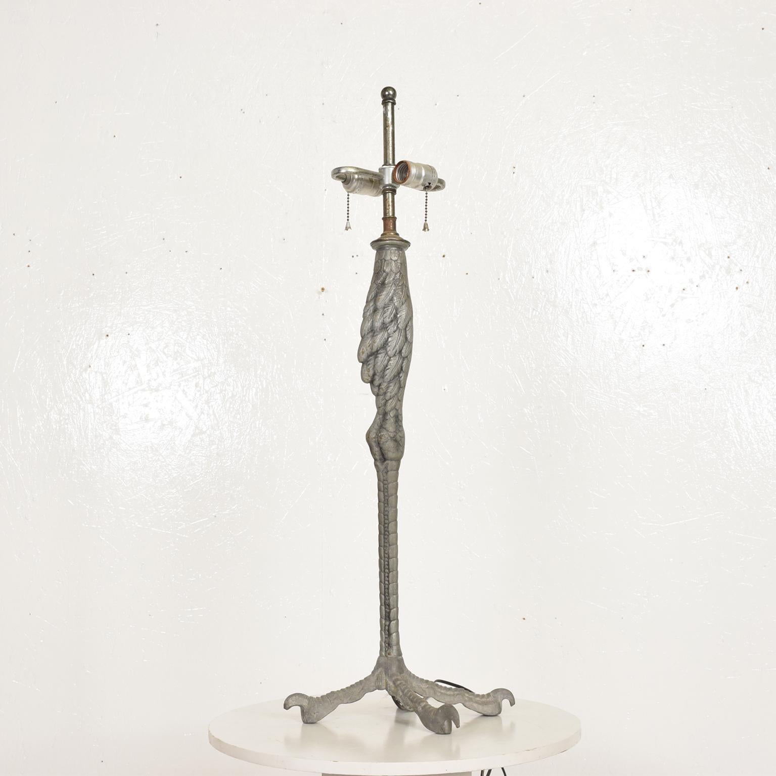 Für Ihre Betrachtung:: eine seltene Hollywood Regency Ostrich Eagle Bein Tischlampe. 
Unmarkiert. 

Hergestellt in den USA:: ca. 1970er Jahre.