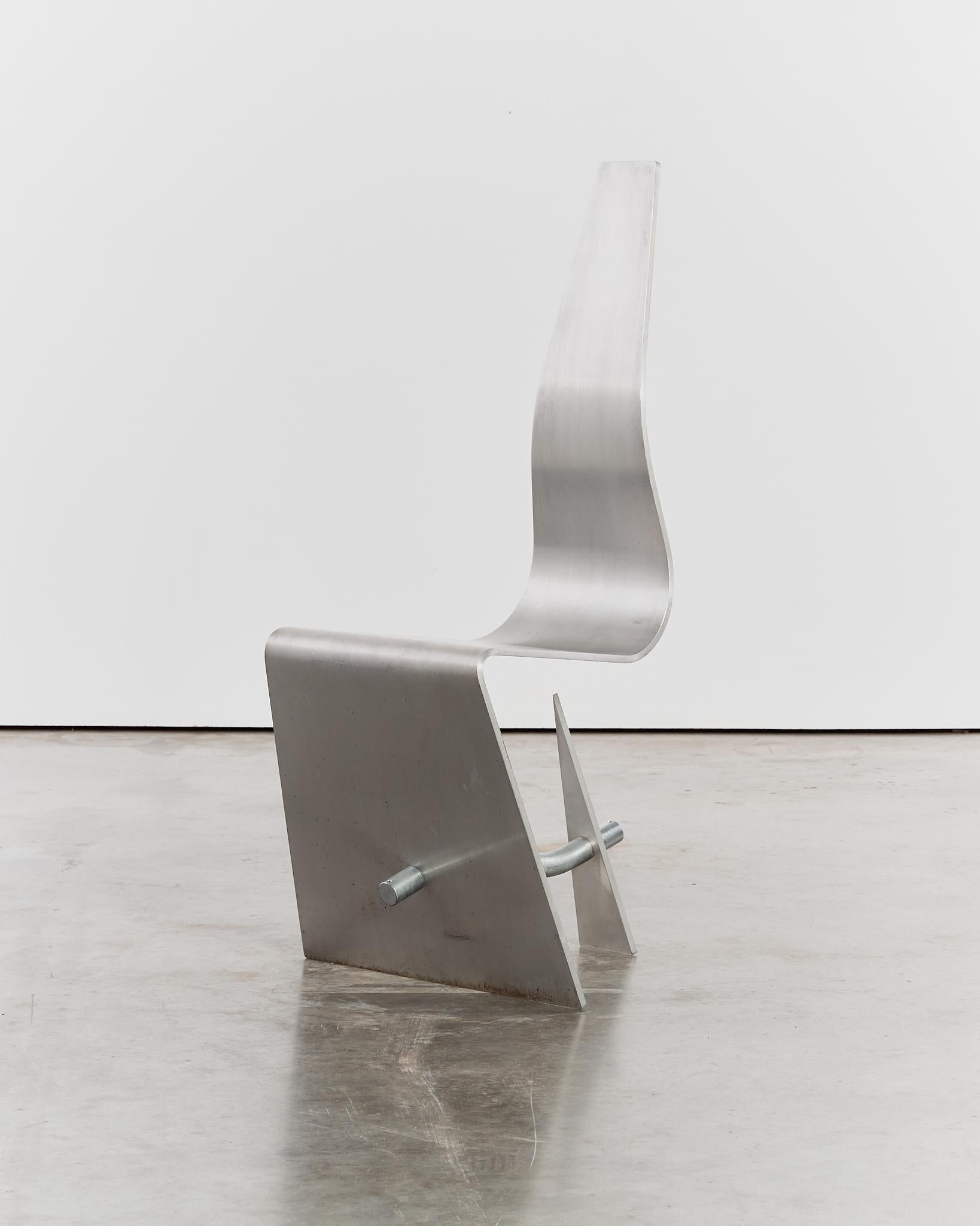 Für Ron Arad war es ein entscheidender Schritt, den Stuhl Horns von Grund auf neu zu fertigen. Er basierte auf einer einfachen Manipulation von flachen Aluminiumblechen, die mit gebogenen Stahlrohren verbunden wurden. 

Designer: Ron