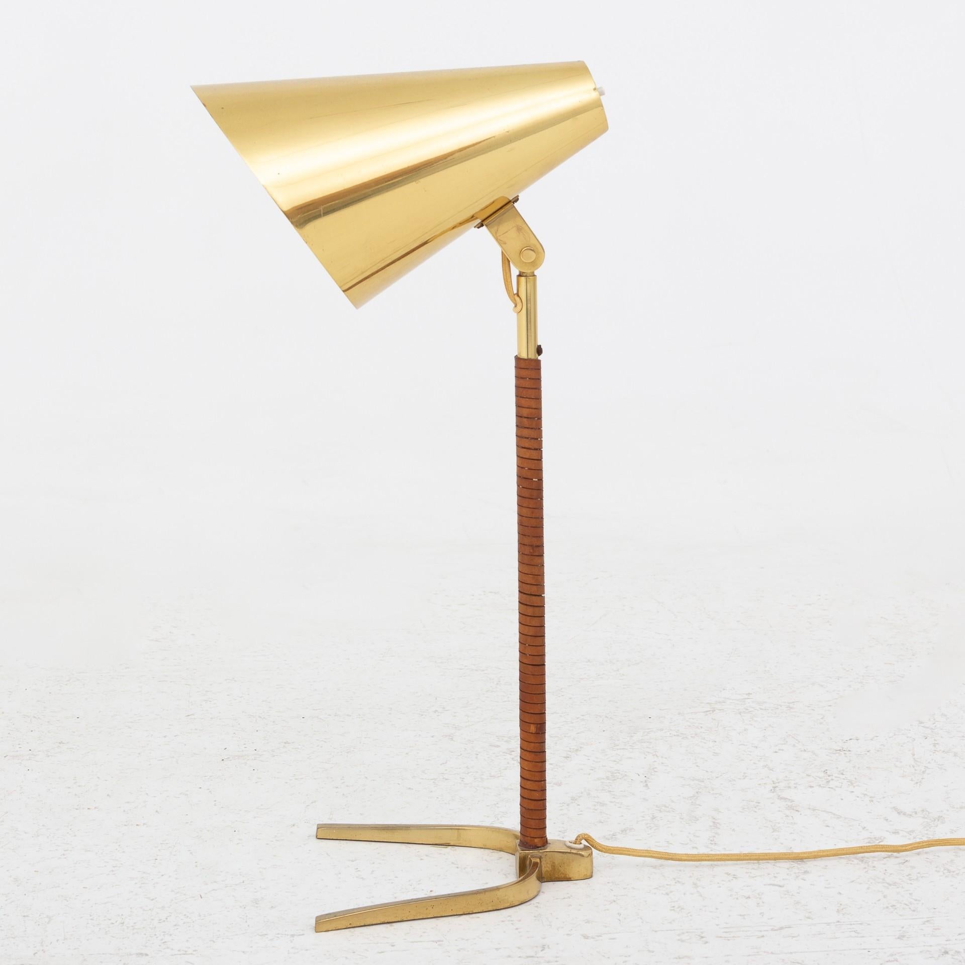Table lamp in brass and patinated natural leather. Maker Taito Oy.