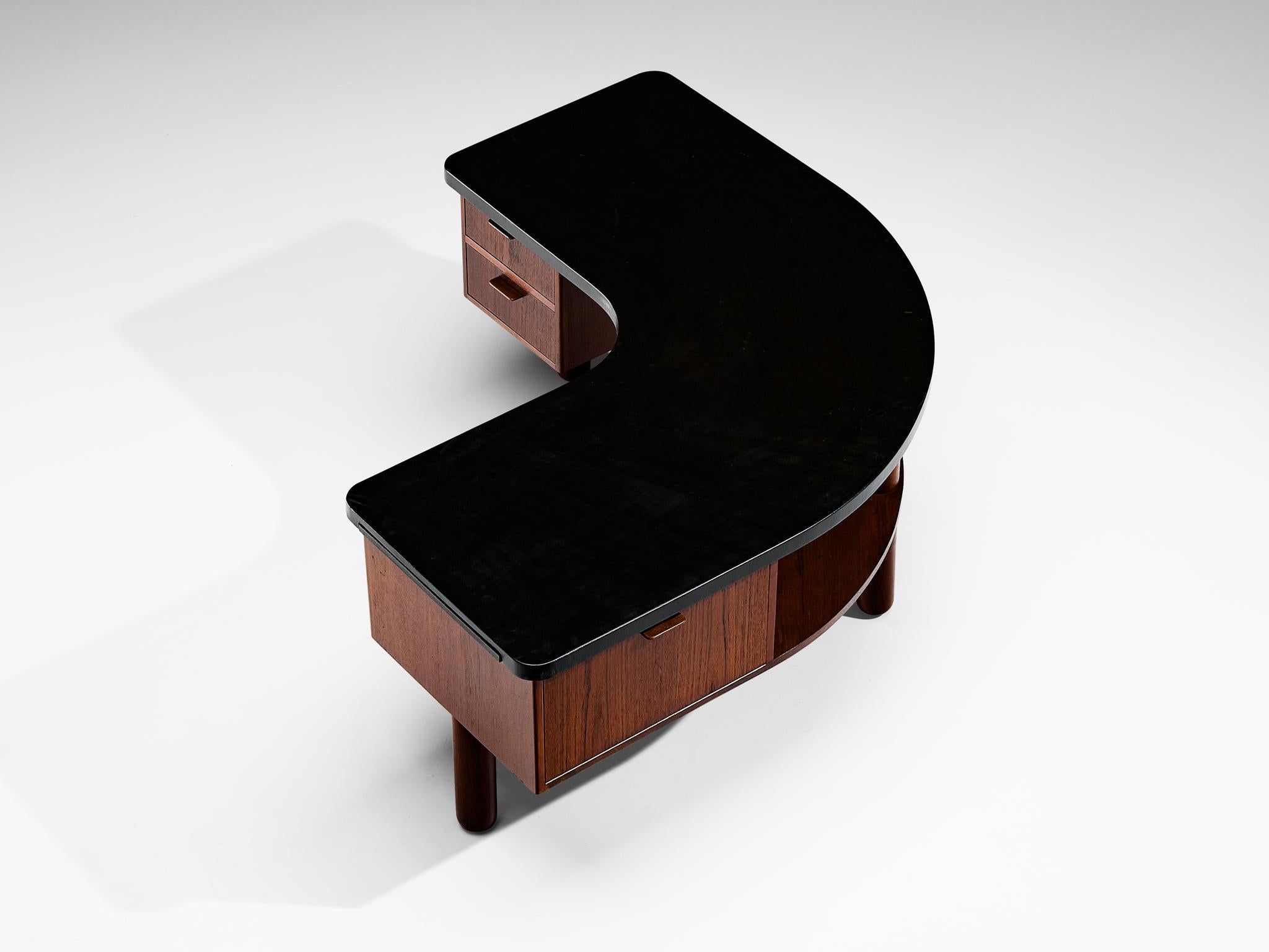 Hos Wulff, freistehender Schreibtisch, Leder, Teakholz, Dänemark, 1940

Dieser freistehende Schreibtisch wurde von Hos Wulff entworfen und stammt aus dem Jahr 1940. Der Schreibtisch ist in seiner Form, seinem MATERIAL und seiner handwerklichen