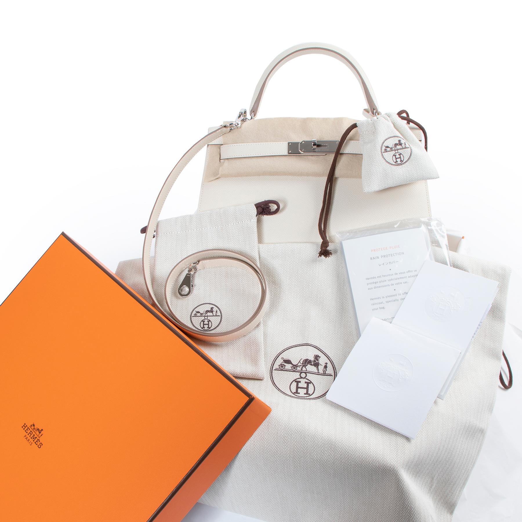 Brand New

*RARE HSS* Hermès Kelly 28 Sellier Epsom Craie x Gris Perle GHW

The Hermes Kelly stands for flexibility and instant recognition thanks to its trapezium shape and single handle design.
Sellier stands for  “Saddler,”  and this was the