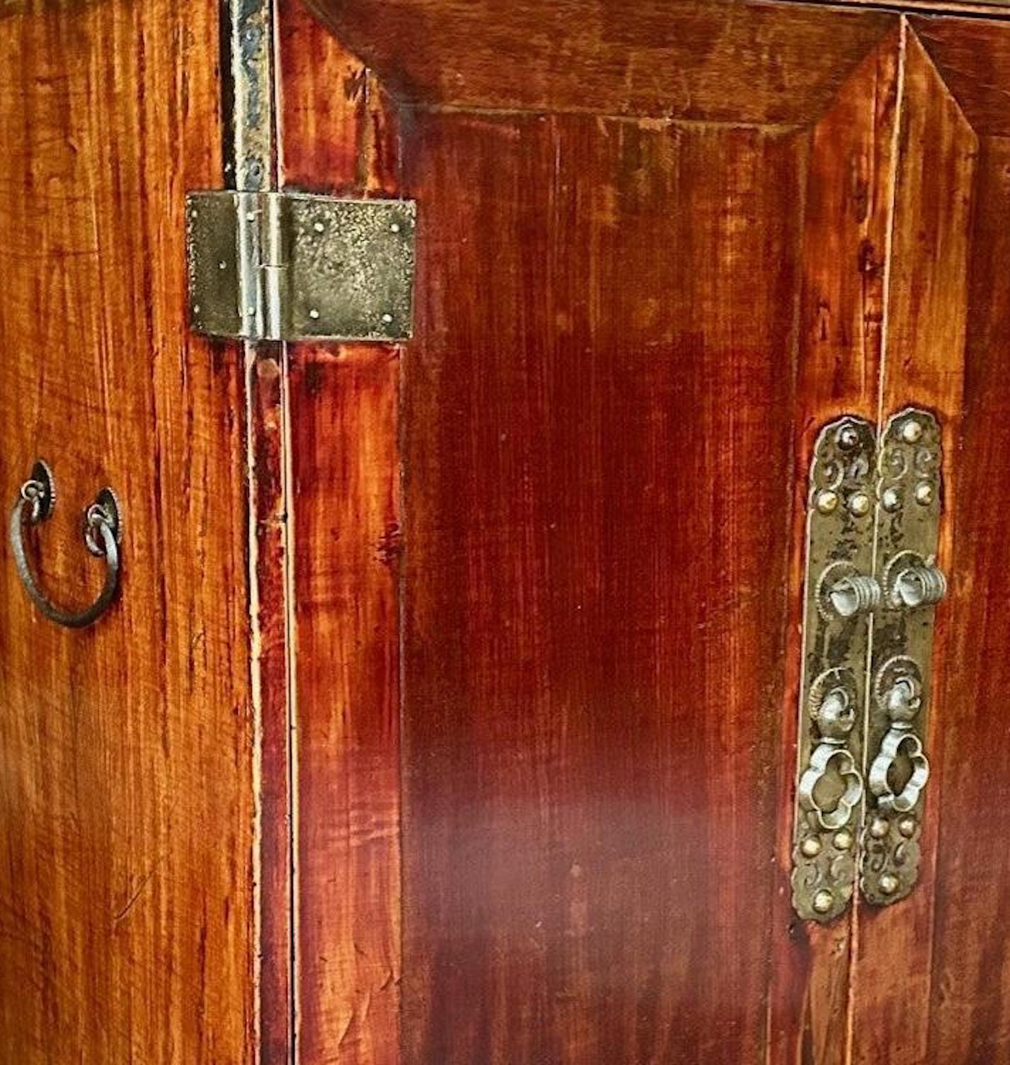 Seltener Huanghuali Tischschrank Qing Dynasty 17./18. Jh., Provenienz.

Gut ausbalanciertes und solide strukturiertes Tischgehäuse aus Huanghuali (chinesisches Rosenholz). Sie stammt aus dem 17./18. Jahrhundert aus der Qing-Dynastie. Die Truhe
