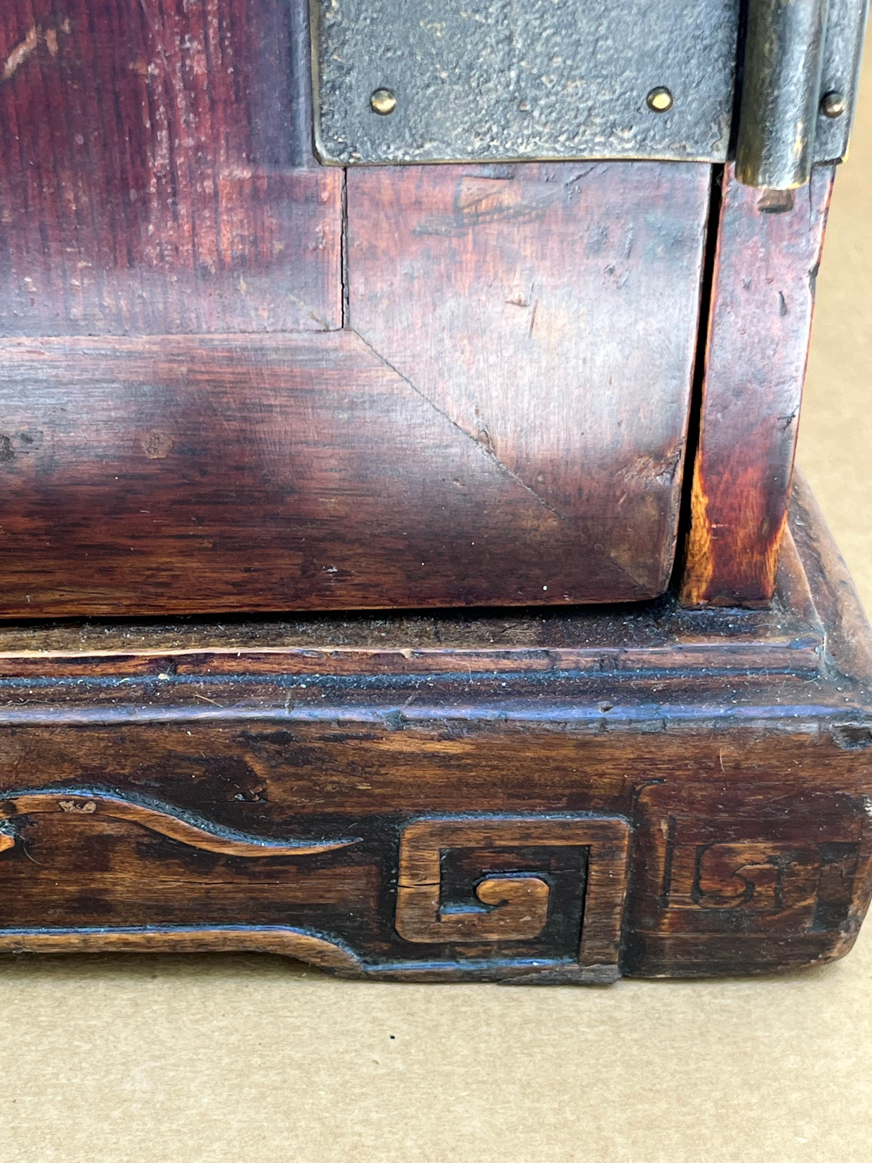 Seltener Huanghuali Tischschrank Qing Dynasty 17./18. Jh., Provenienz. (Chinesisch) im Angebot