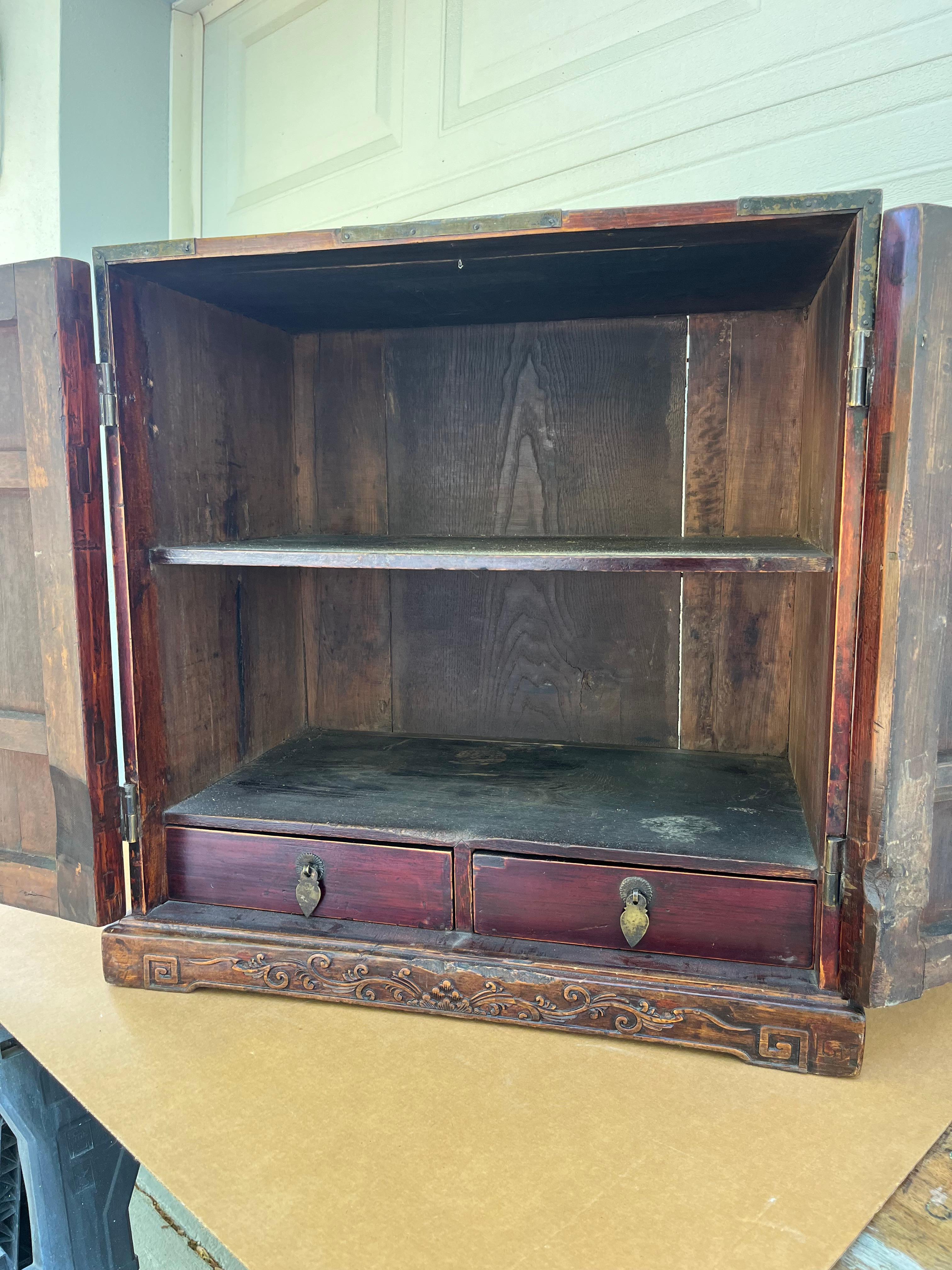 Seltener Huanghuali Tischschrank Qing Dynasty 17./18. Jh., Provenienz. (18. Jahrhundert und früher) im Angebot