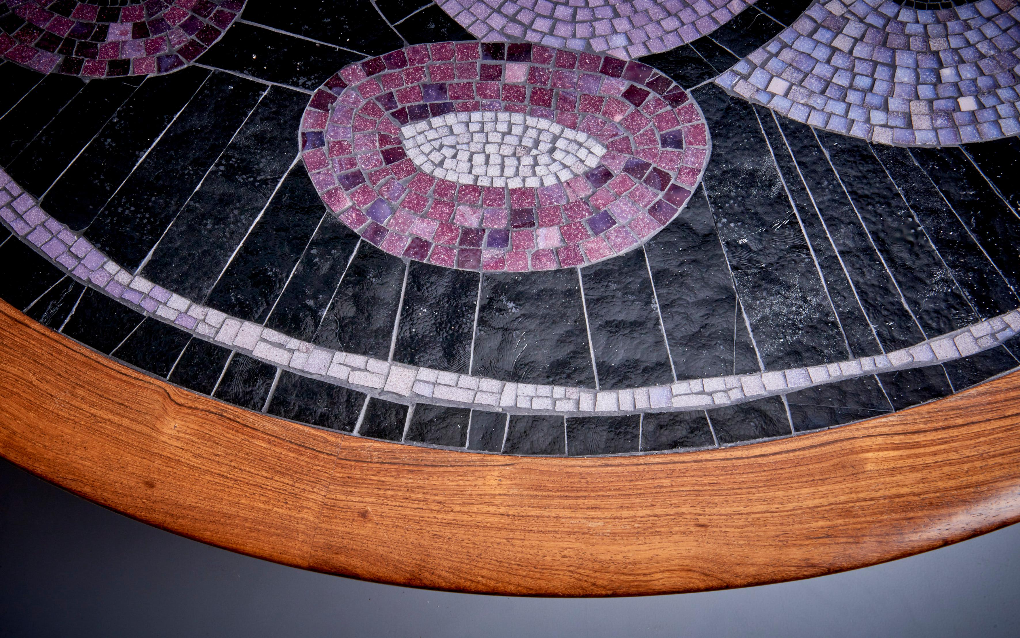 Dieses besondere und große Berthold Muller Mosaic CT ist mit Holz eingefasst und hat schön angeordnete Mosaikfliesen. Ausgezeichneter Zustand!!

