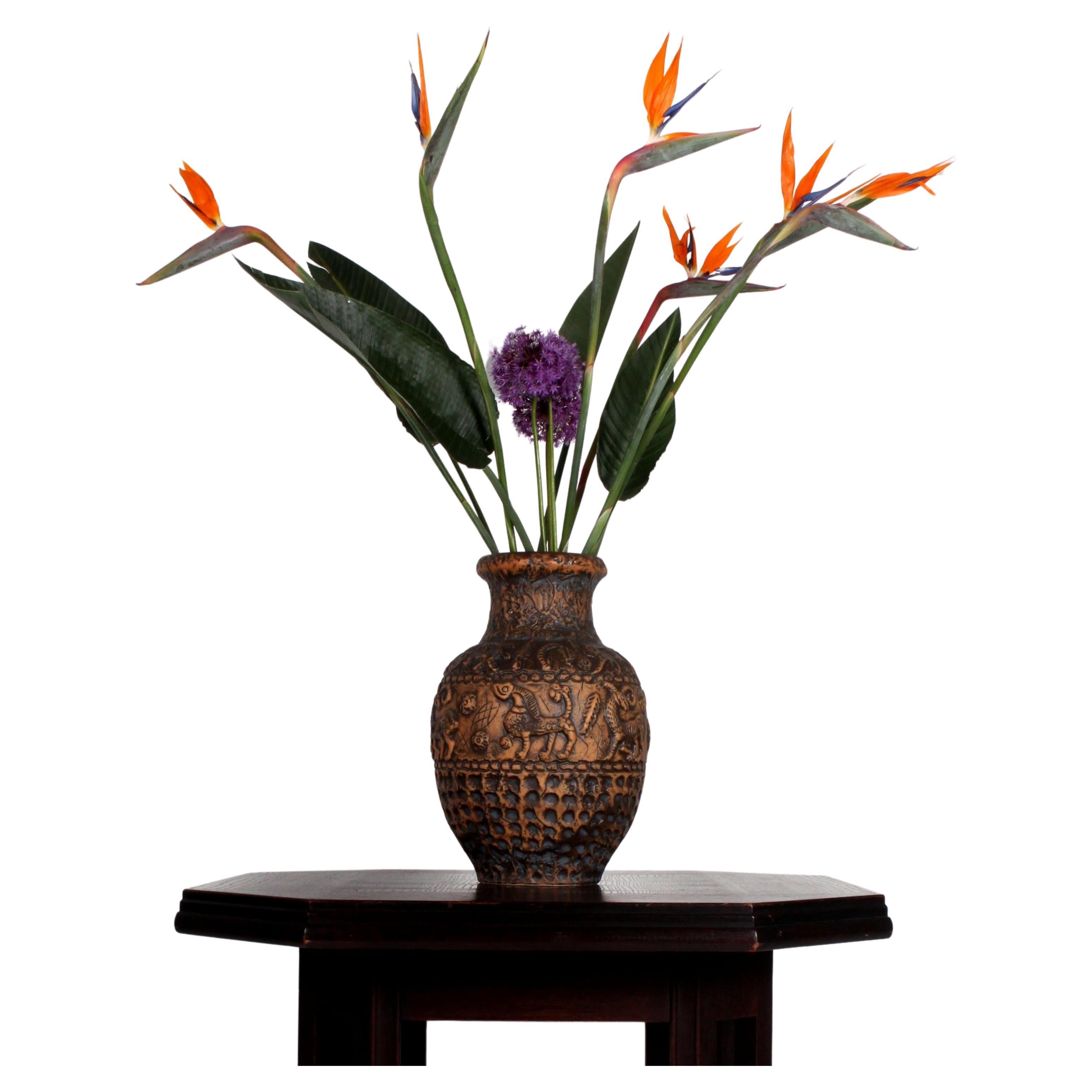 Eine sehr seltene Bodenvase mit aztekischem Reliefdekor von JASBA KERAMIK.  
JASBA produzierte mehrere Keramikserien zu Themen, die von antiken Zivilisationen inspiriert sind; zu den begehrtesten gehören heute Exemplare der Linien 