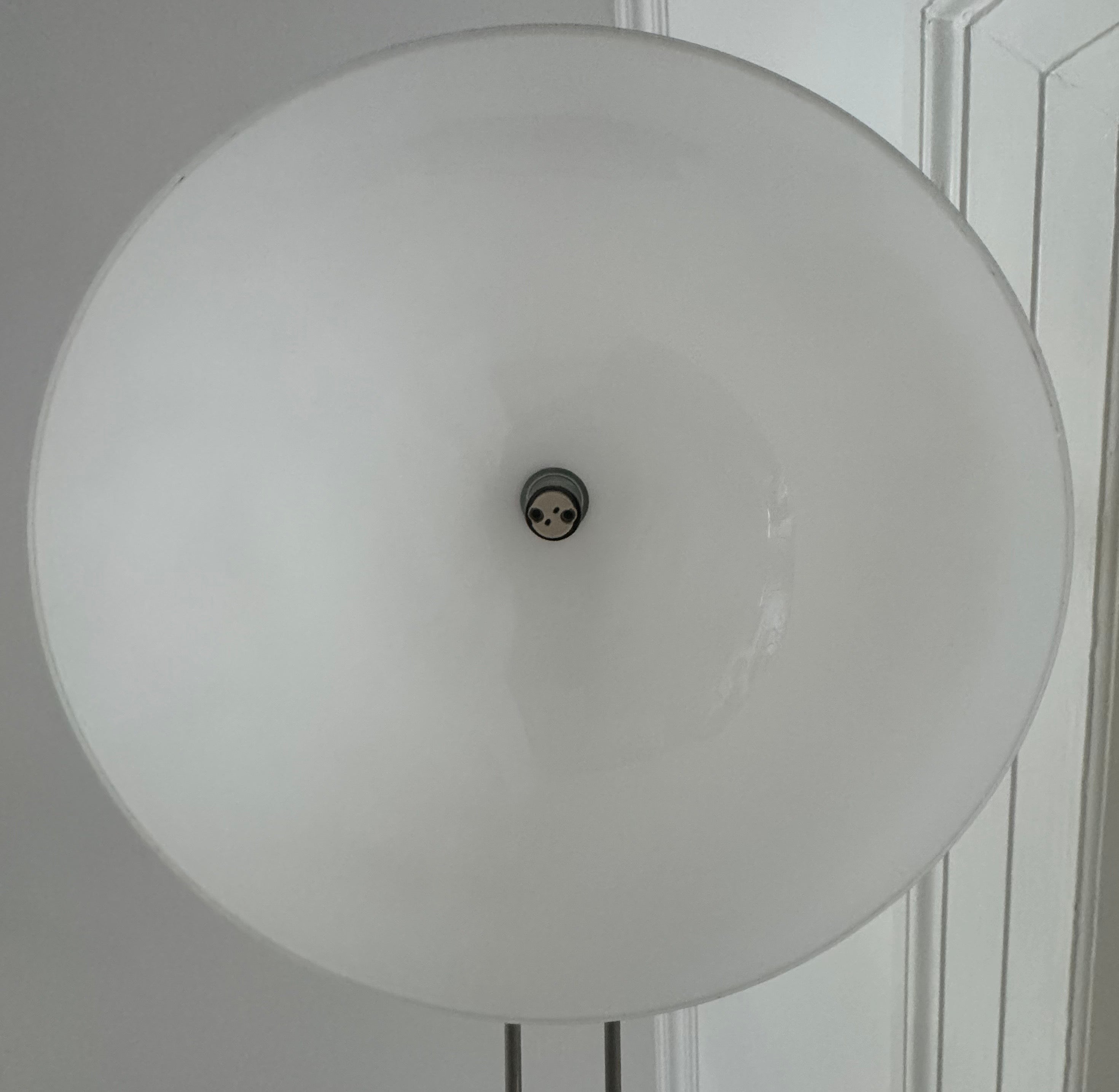 Fine XX secolo Enorme lampada da terra in ottone nichelato 