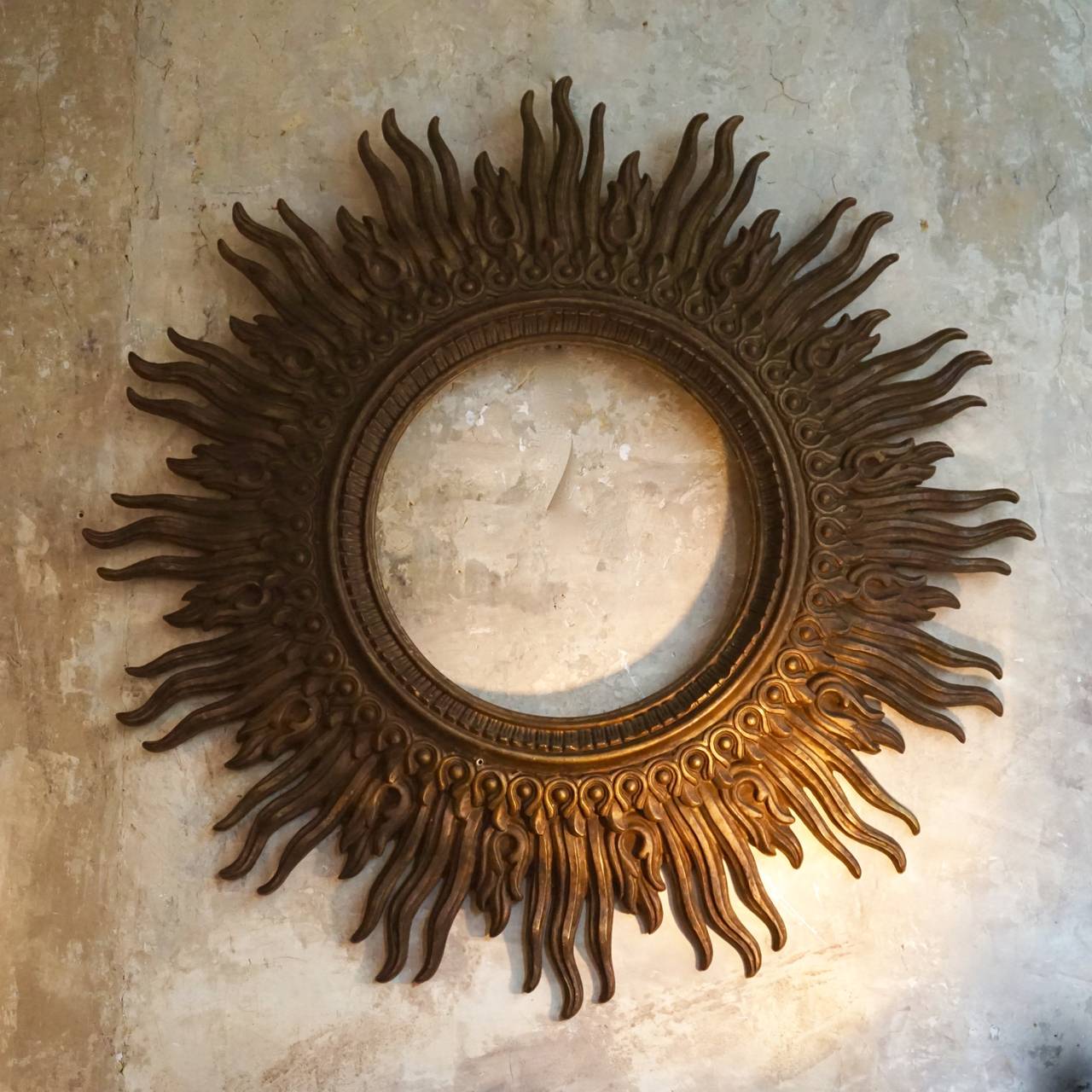 Beautiful mid century sunburst mirror.
Total diameter 120 cm.
Mirror diameter 48 cm
It can also be used as a photo frame.Only the frame is for sale.