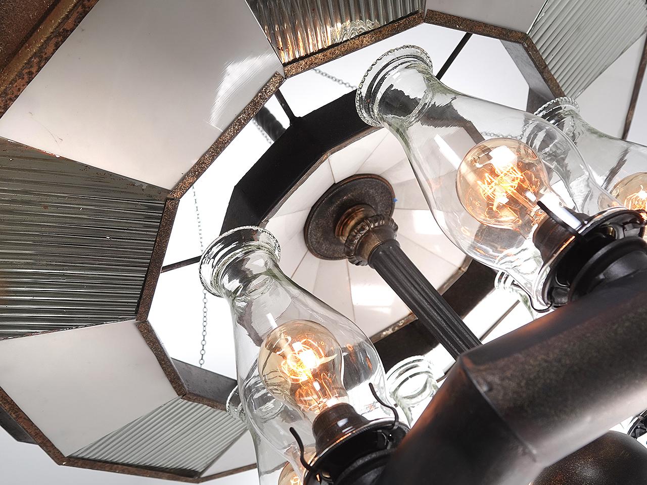 Vittoriano Raro lampadario a sei luci di I.P. Frink - Vernice originale, vetro al latte e specchi in vendita