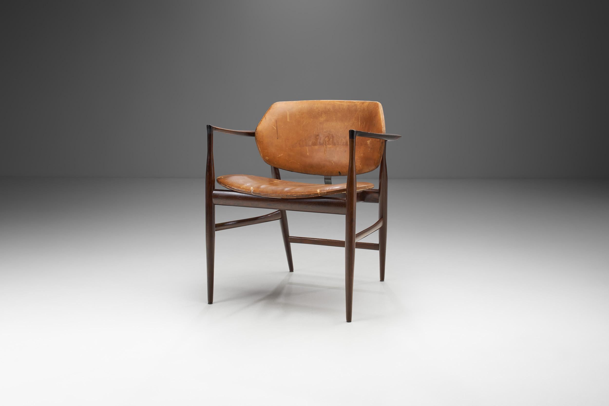 Cette chaise de l'icône du design danois, Ib Kofod-Larsen, a été conçue et lancée en 1958 comme une chaise d'écriture à coordonner avec le non moins célèbre modèle IL-01. Produit par Christensen & Larsen au Danemark, ce fauteuil 
