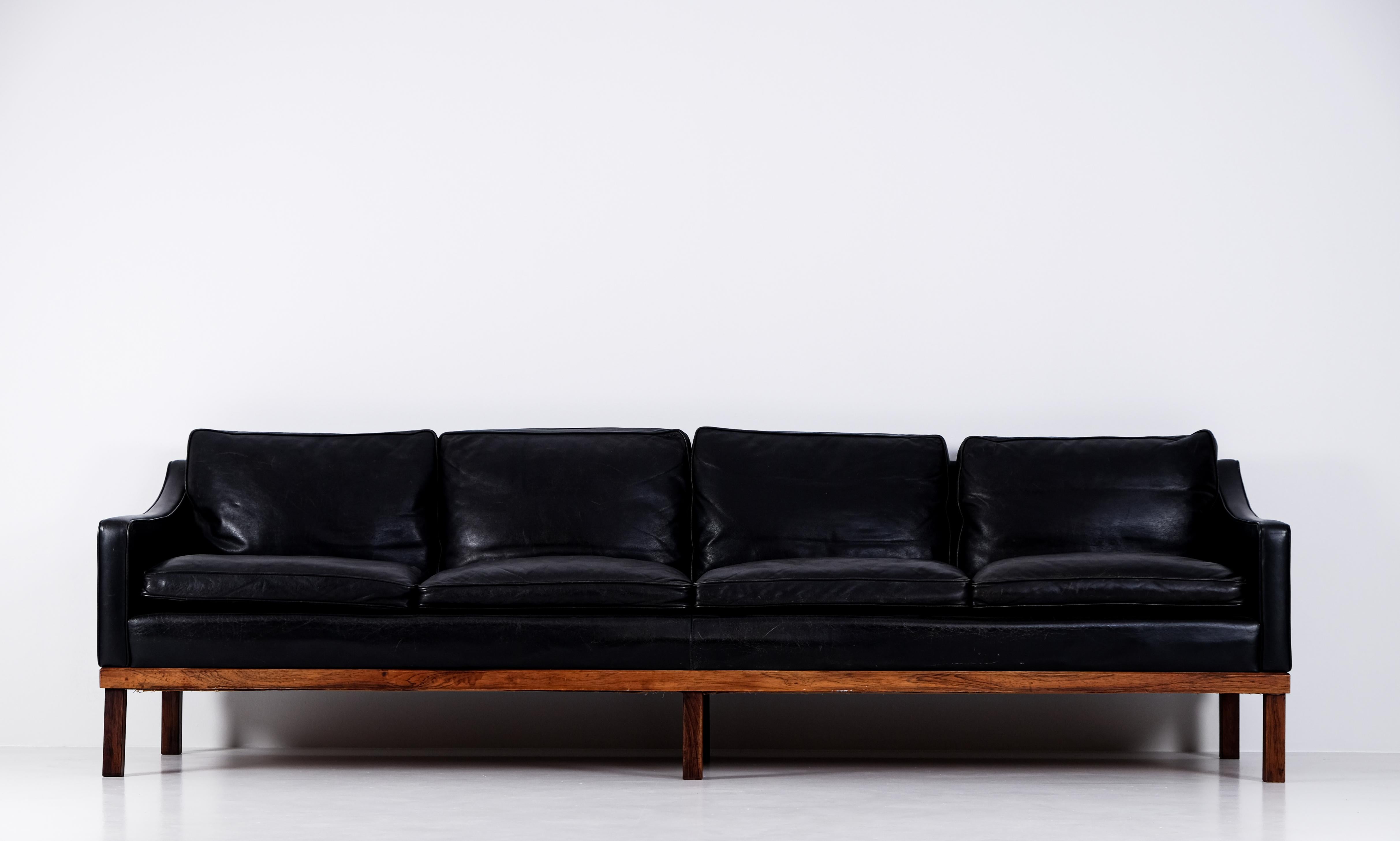 Seltenes Ib Kofod-Larsen-Sofa, 1960er Jahre (Leder) im Angebot