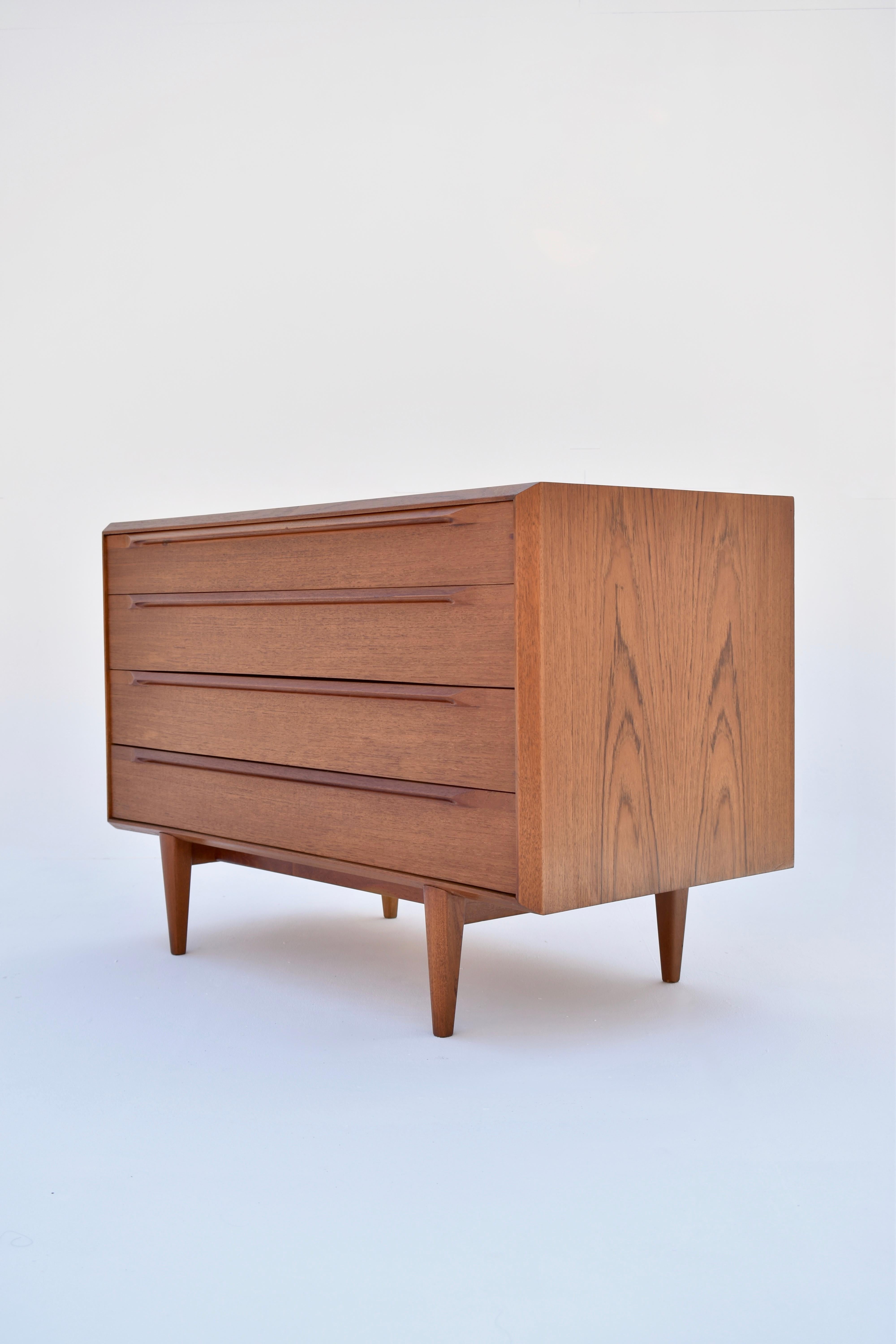 Rare Ib Kofod Larsen Teak Chest Of Drawers For Fredericia Mobelfabrik In Good Condition In Shepperton, Surrey