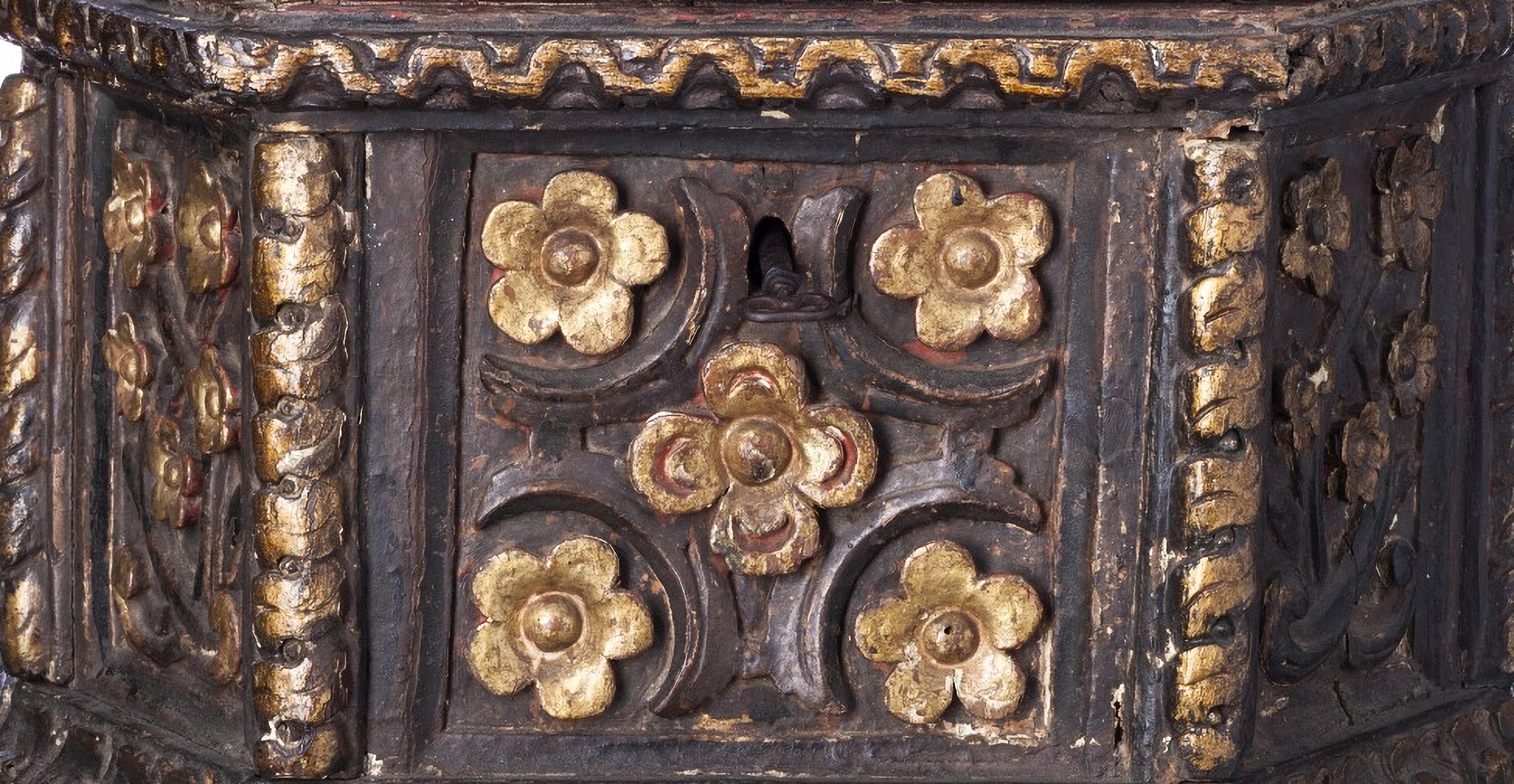RARA CAJA FUERTE IBÉRICA

de la primera mitad del siglo XVII
de madera tallada pintada y dorada, decorada con motivos vegetales.
Pequeños defectos. Dimensiones: 34 x 43 x 35 cm
