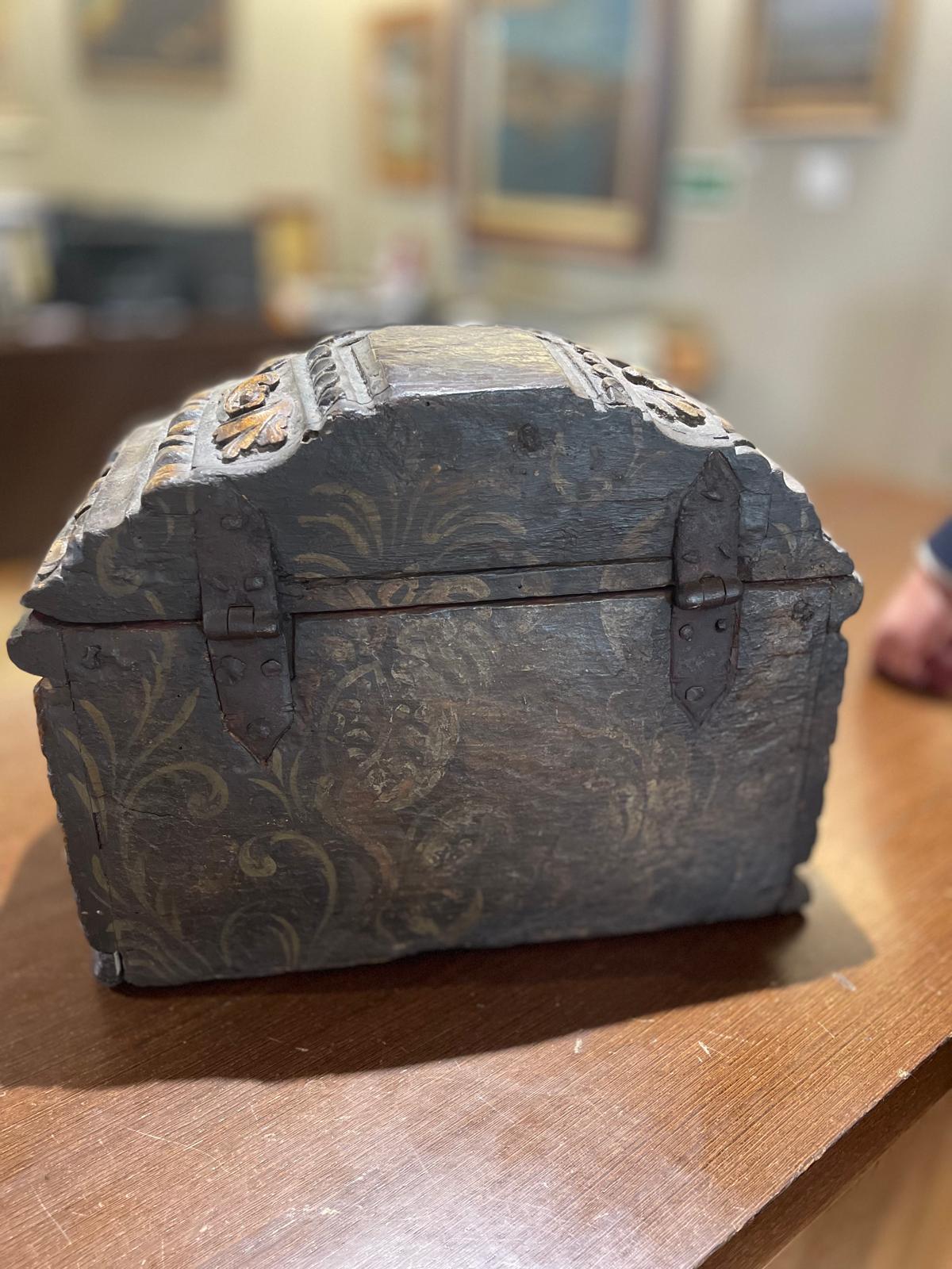 RARA CAJA FUERTE IBÉRICA  de la primera mitad del siglo XVII en venta 1