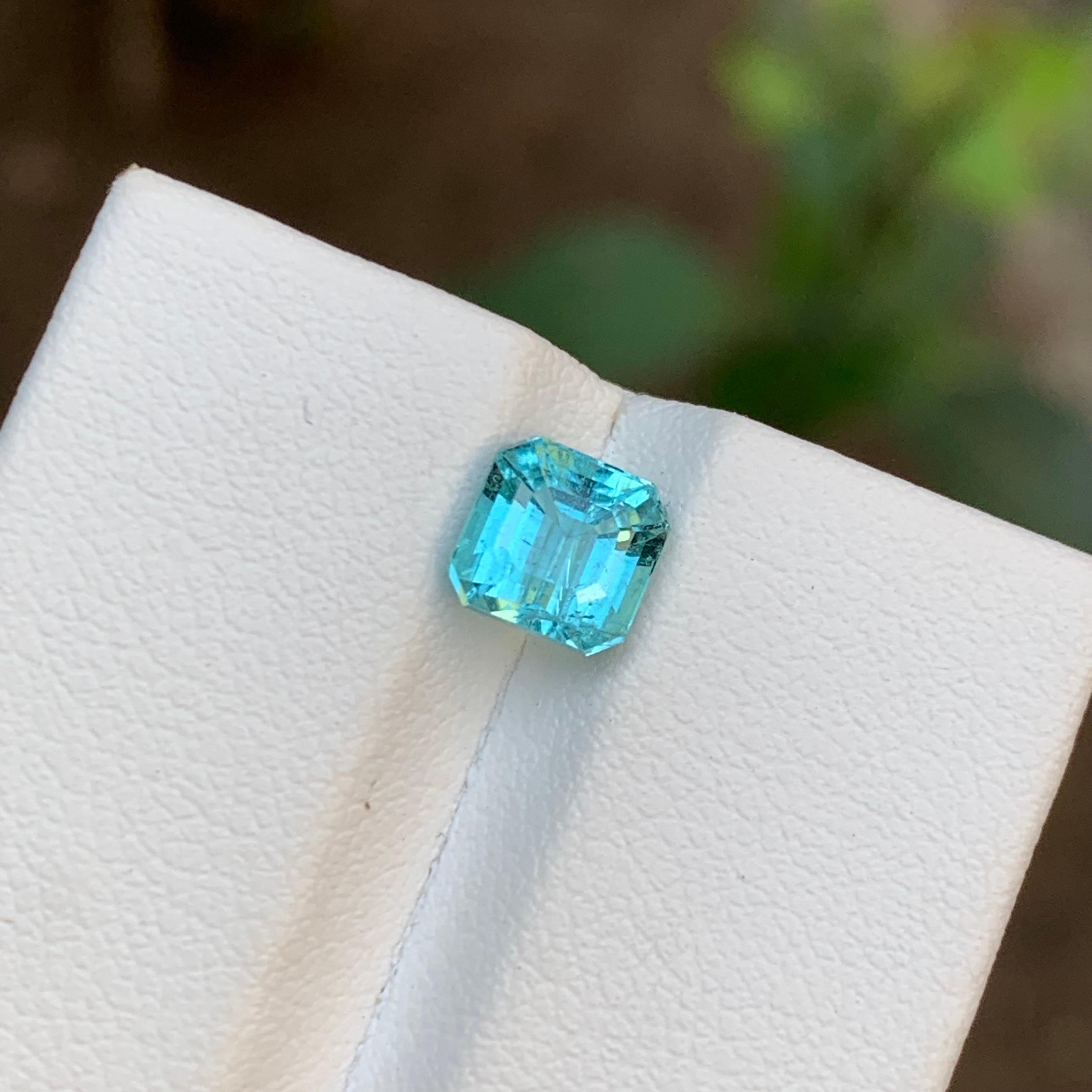 TYPE DE PIERRE GEMME : Tourmaline 
PIÈCE(S) : 1
Poids : 1,65 carats
FORME : Taille émeraude
Taille (MM) : 6.08 x 6.20 x 5.15
COULEUR : Bleu glacier
CLARTÉ : Légèrement incluse 
TRAITEMENT : Aucun
ORIGINE : Afghanistan
CERTIFICAT : Sur demande
(si