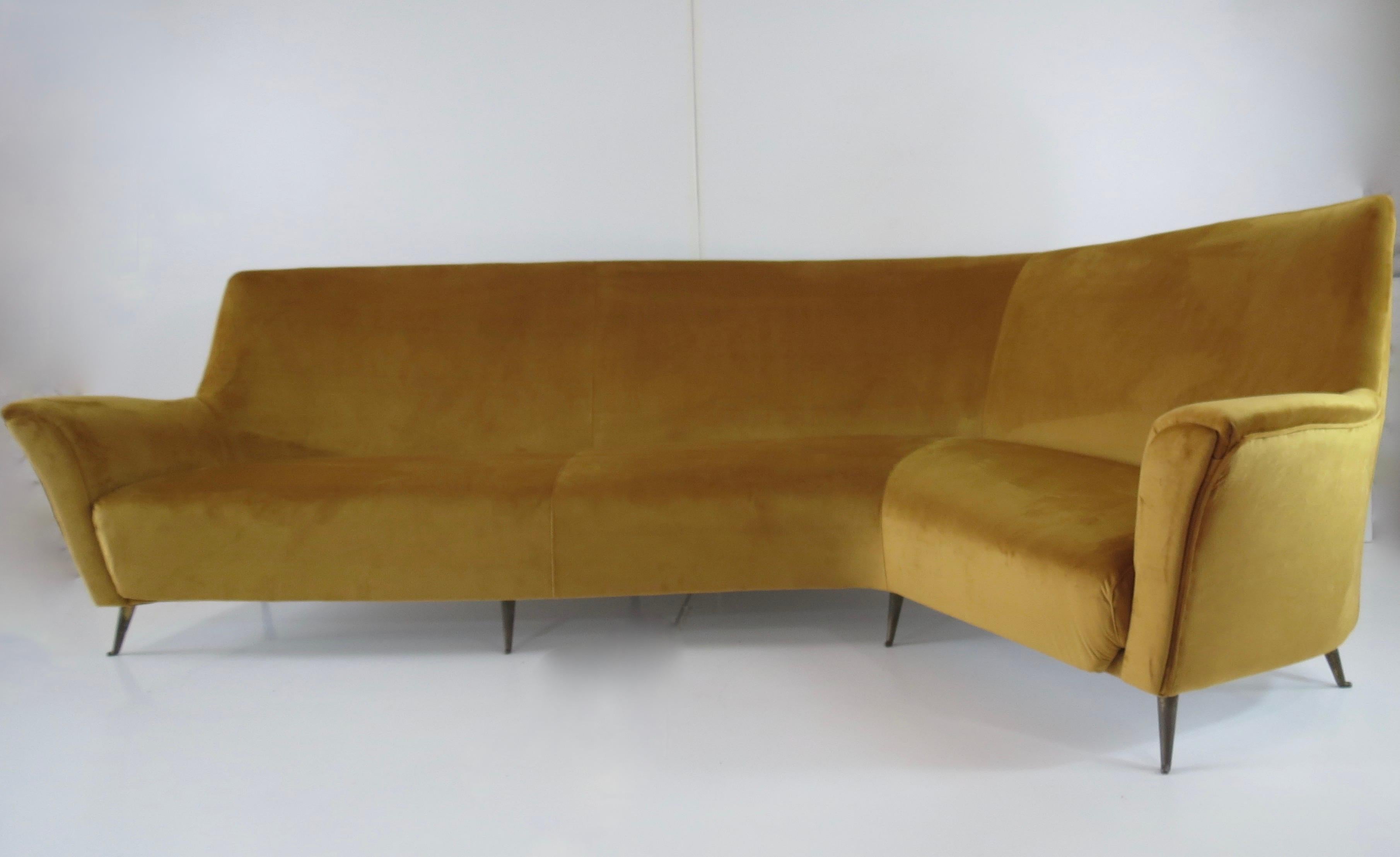 Important and extremely rare Ico & Luisa Parisi curved sofa produced by Isa Bergamo, circa 1952
Brass feet and reupholstery in yellow gold mustard velvet
Measures: H 87 cm, 274cm x 176 cm height seat 37 cm
Gold velvet reupholstery
Eight brass