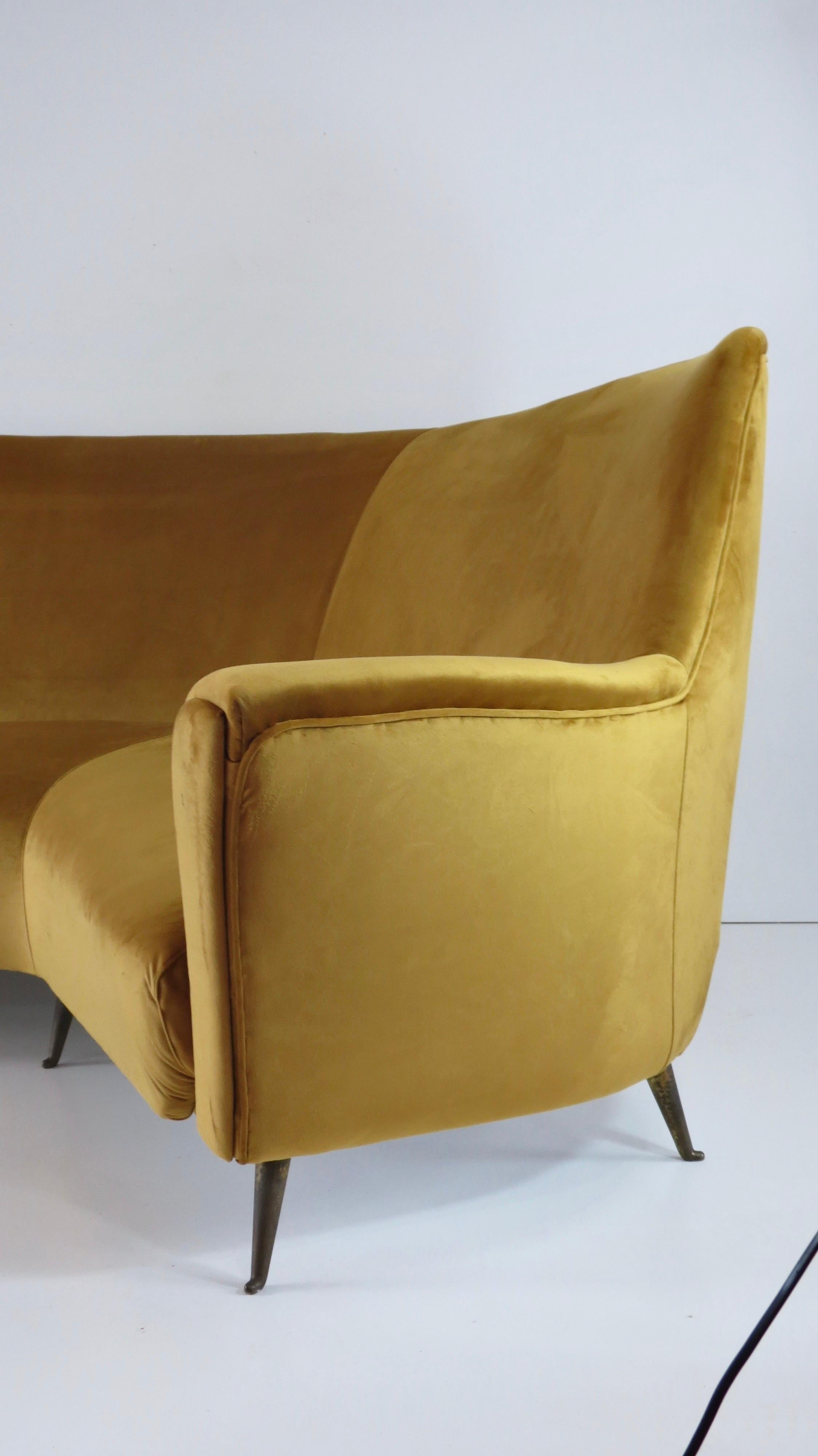 Rare Ico & Luisa Parisi Large Gold Yellow Velvet Curved Sofa by Isa, circa 1952 In Good Condition In Rome, IT