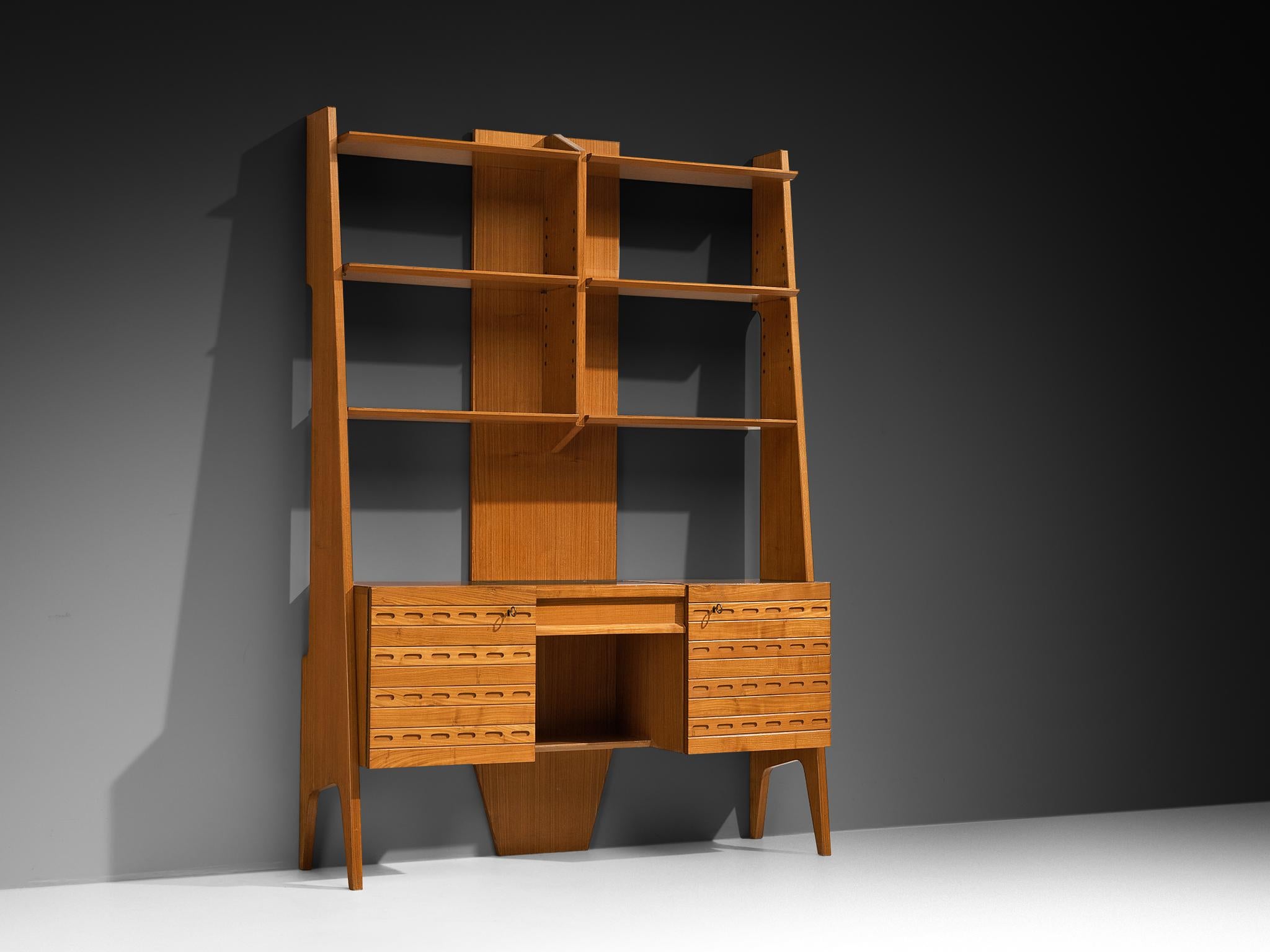 Ico Parisi für Fratelli Rizzi, Intimiano, Schrank oder Frisierkommode, Schreibtisch aus der gleichen Serie, siehe Kat.-Nr. '1950.56', Kastanie, Mahagoni, Messing, Spiegelglas, Italien, 1950

Dieses exquisite Möbelstück wurde von Ico Parisi