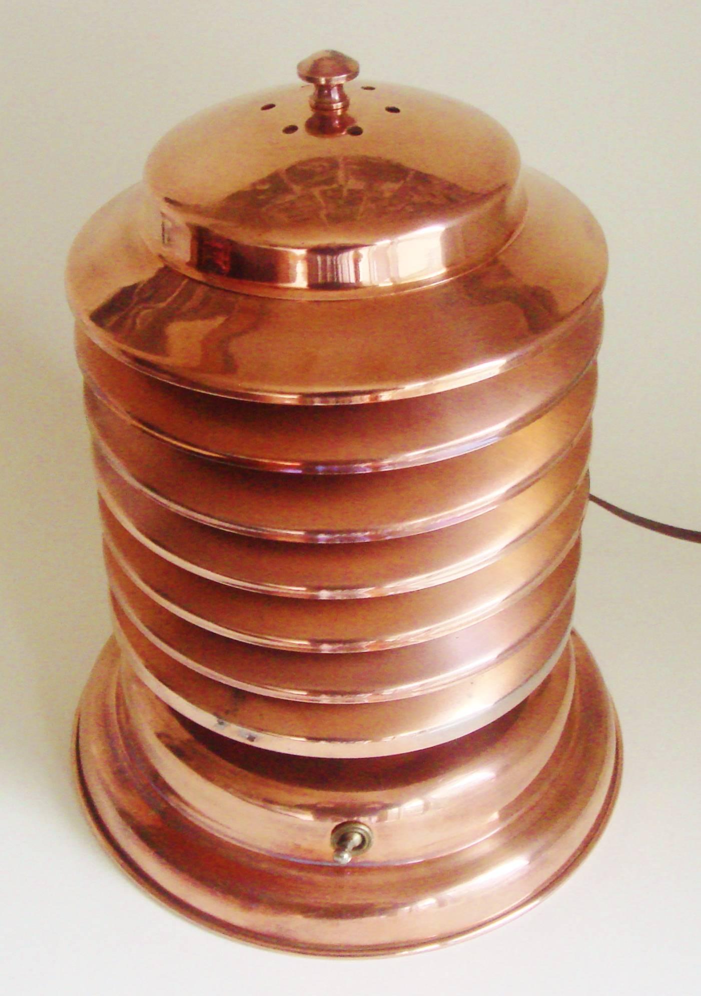 Cette lampe de table Art déco canadienne en cuivre est fabriquée par Coulter de Toronto. Il s'agit de la version rare et plus grande de leur lampe de table à cinq niveaux:: emblématique et plus courante. L'abat-jour lui-même se compose de sept