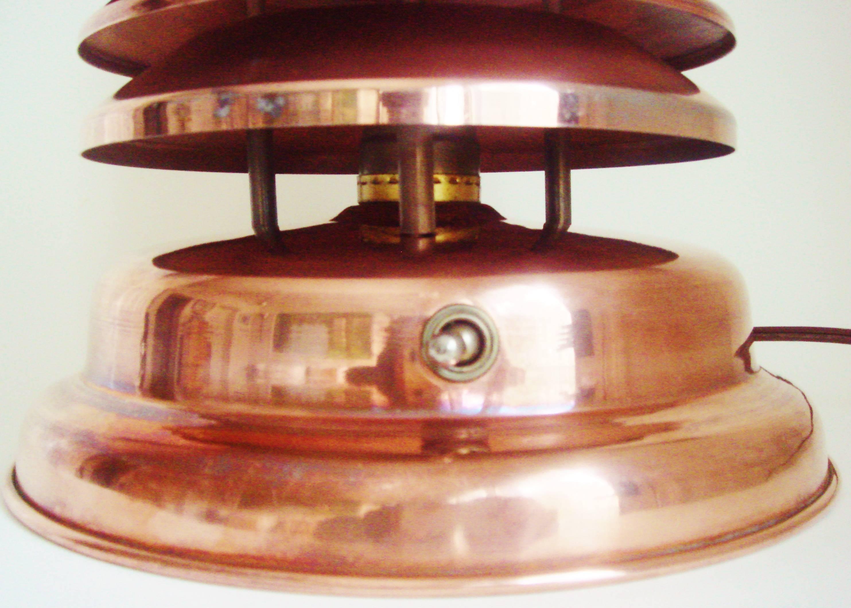 Rare lampe canadienne iconique Art Déco/Époque des Machines en cuivre à 7 niveaux avec persiennes Excellent état à Port Hope, ON