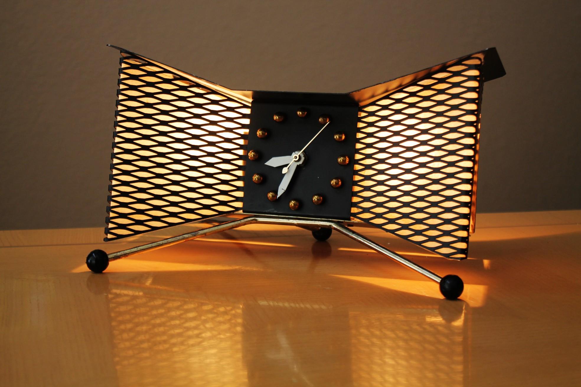 Rare! Iconic Snider Atomic Clock Lamp! Metal Fiberglass Bat Wing Bow Tie Design! 3