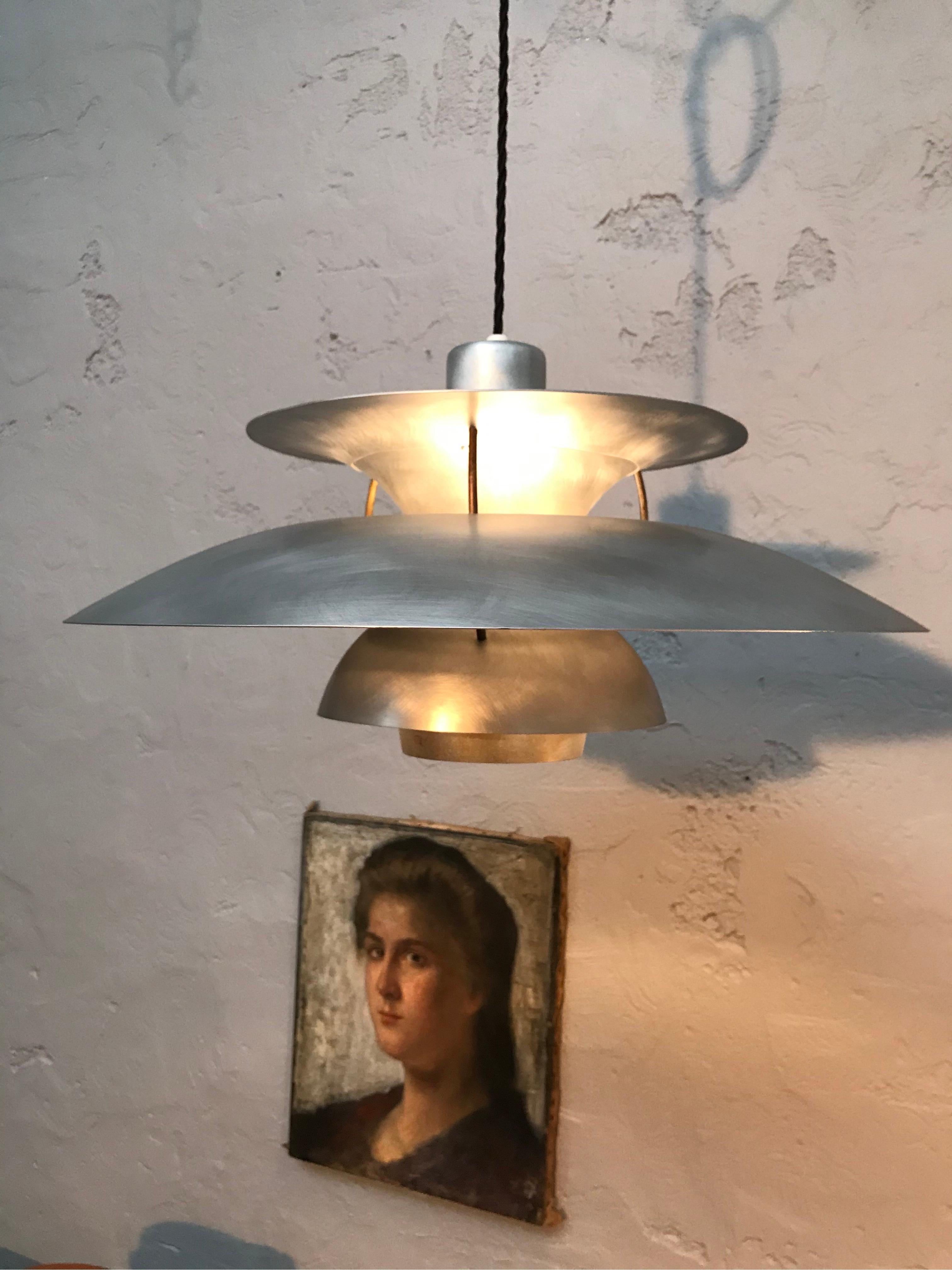 Rare iconic vintage PH 5 chandelier pendant lamp from 1959.
Poul Henningsen designed this iconic lamp in 1958.
The production was started in 1959.
During the first year of production they changed the design frequently.
This is a one year only