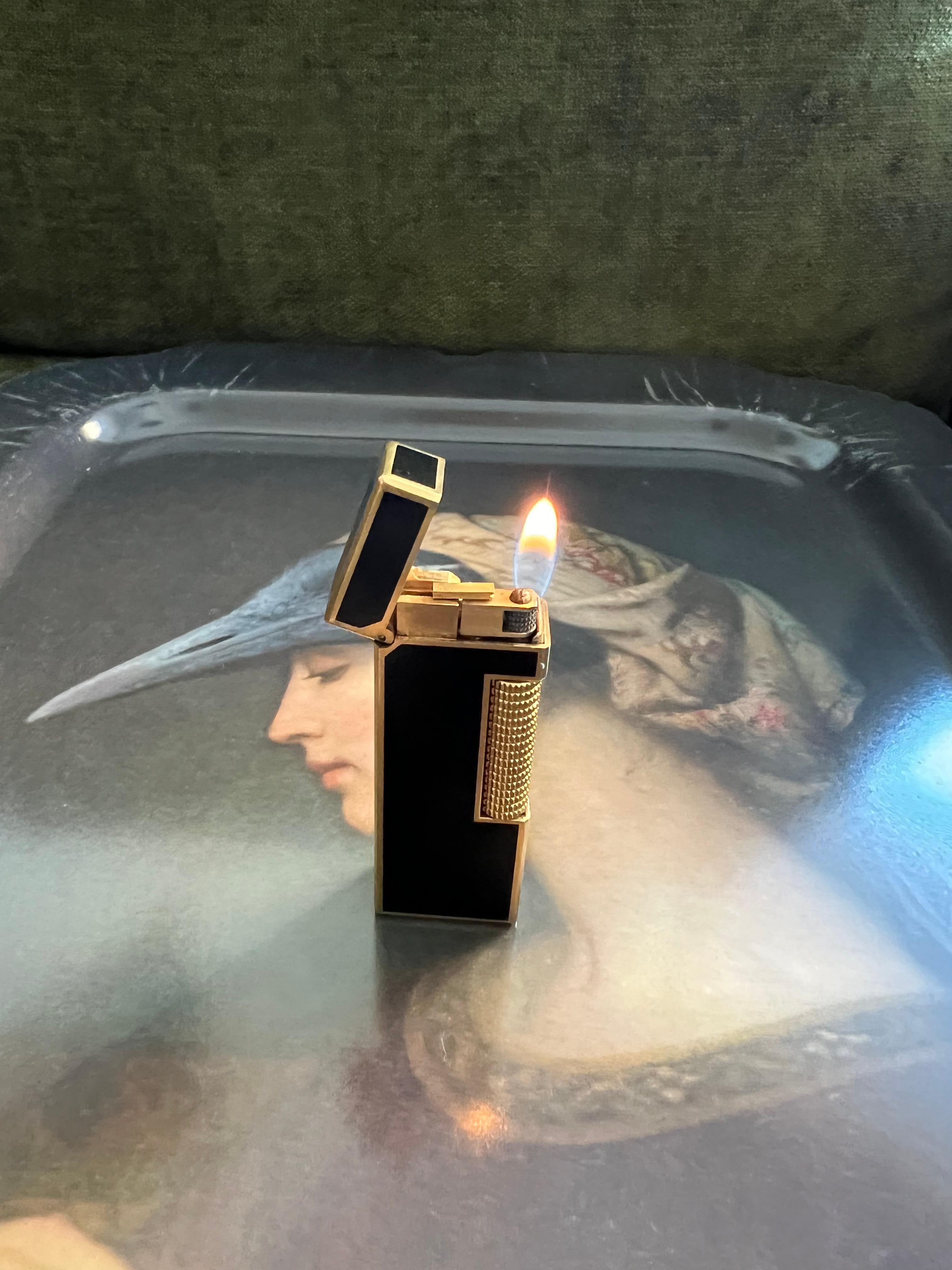 Raro e iconico accendino vintage Dunhill placcato in oro e lacca nera di produzione svizzera In condizioni ottime in vendita a New York, NY