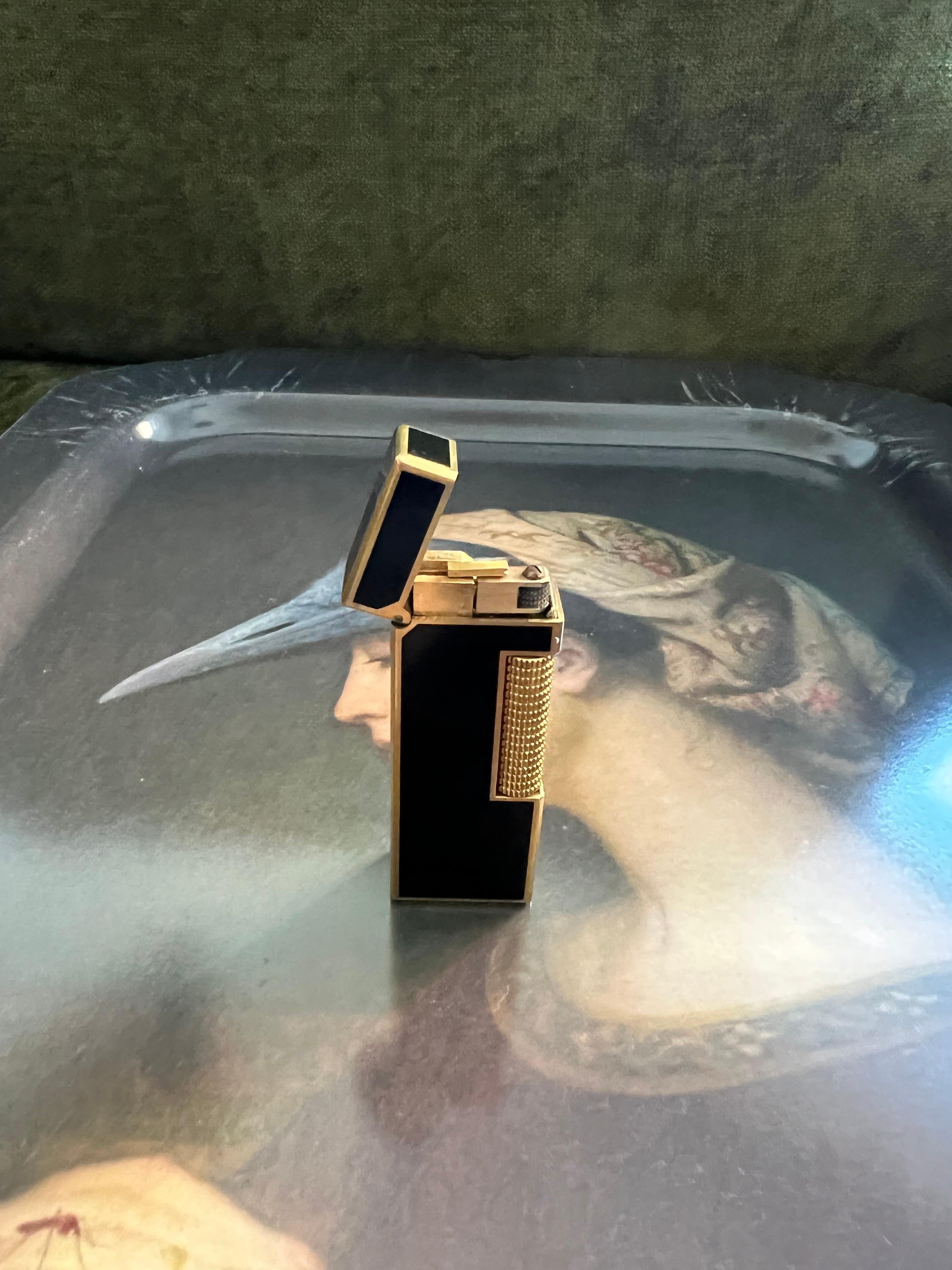 Women's or Men's Rare Iconic Vintage Dunhill Gold Plated and Black Lacquer Swiss Made Lighter
