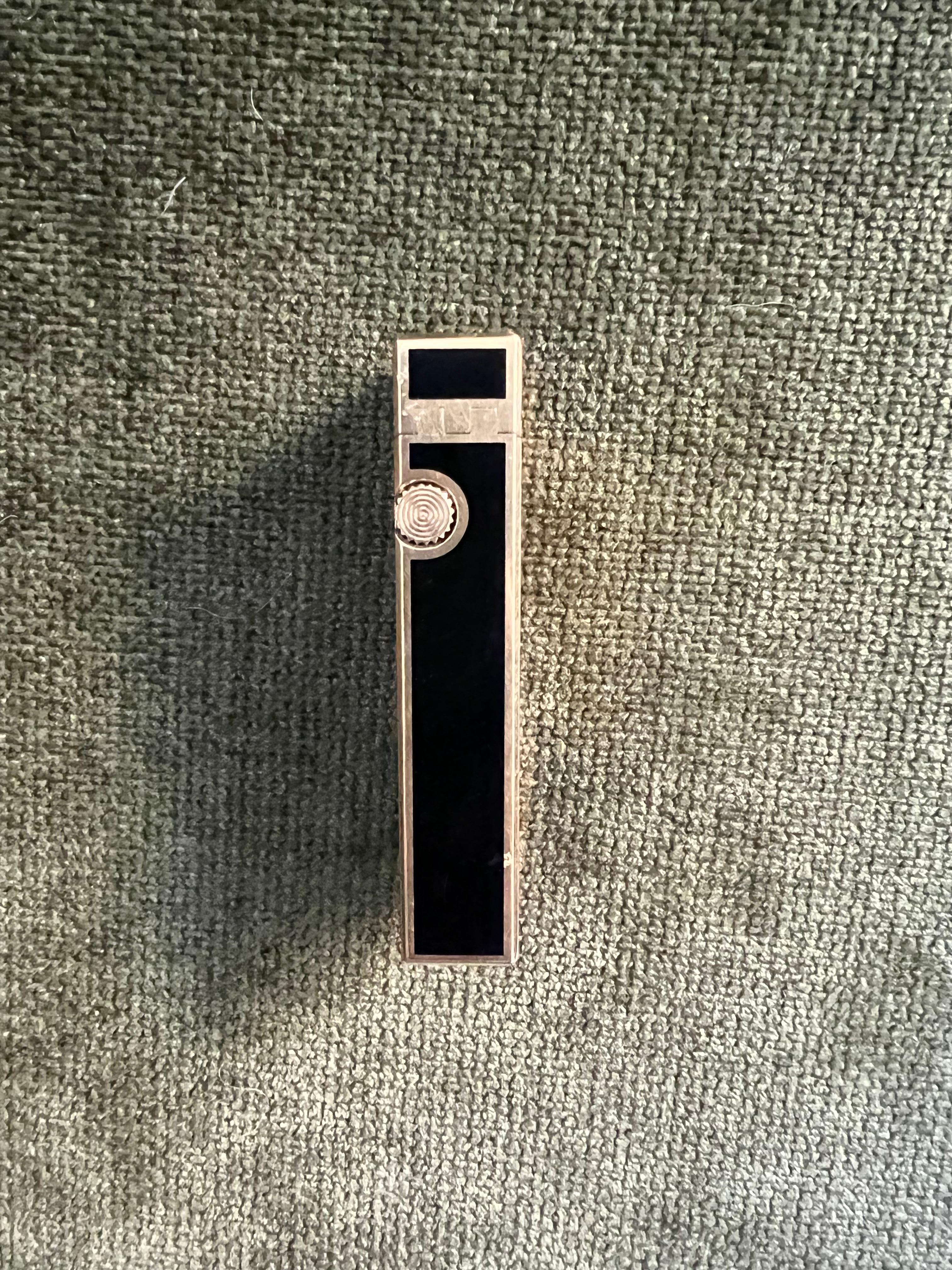 Raro e iconico accendino vintage Dunhill placcato in oro e lacca nera di produzione svizzera in vendita 1