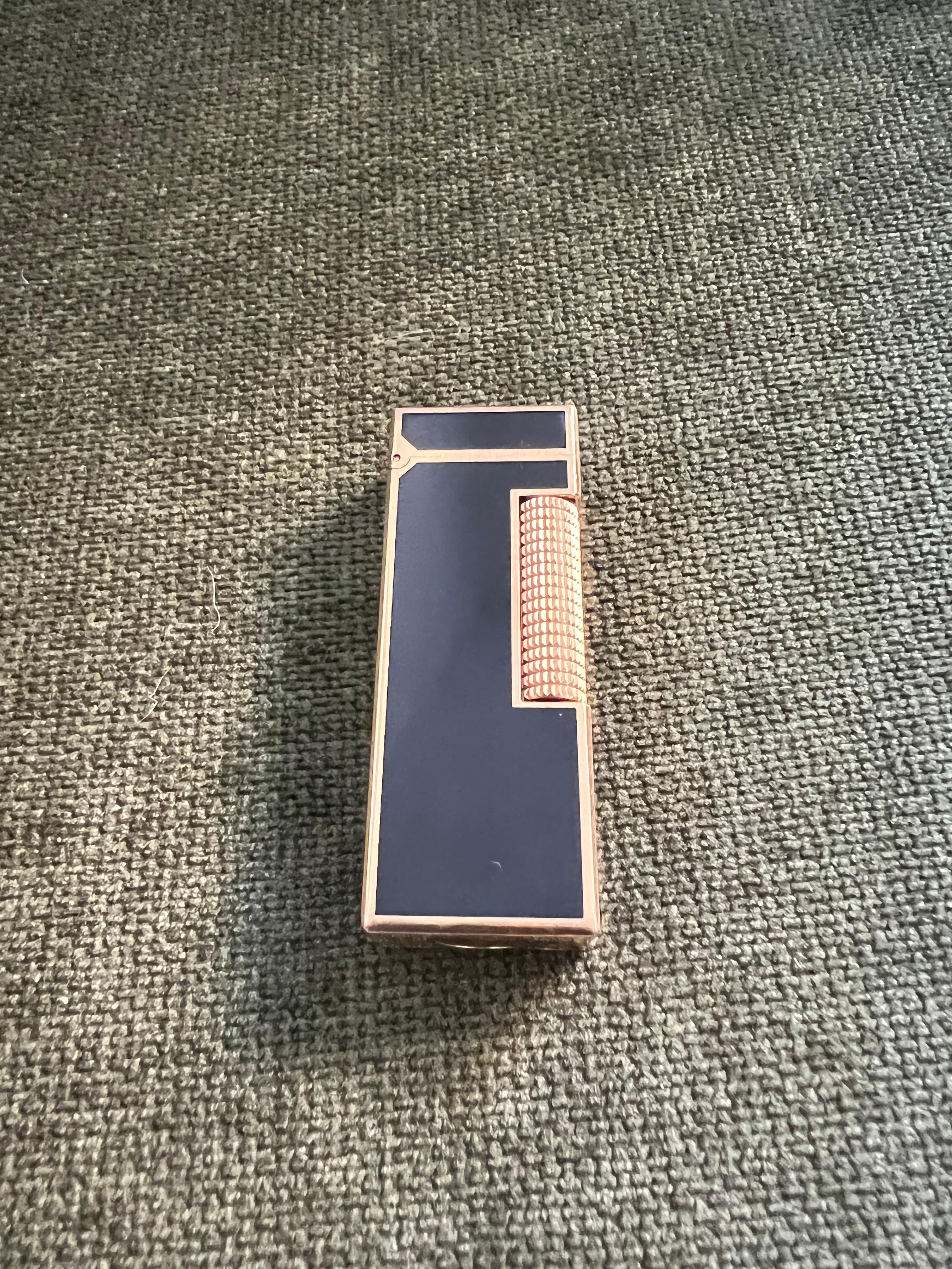 Raro e iconico accendino vintage Dunhill placcato in oro e lacca nera di produzione svizzera in vendita 2
