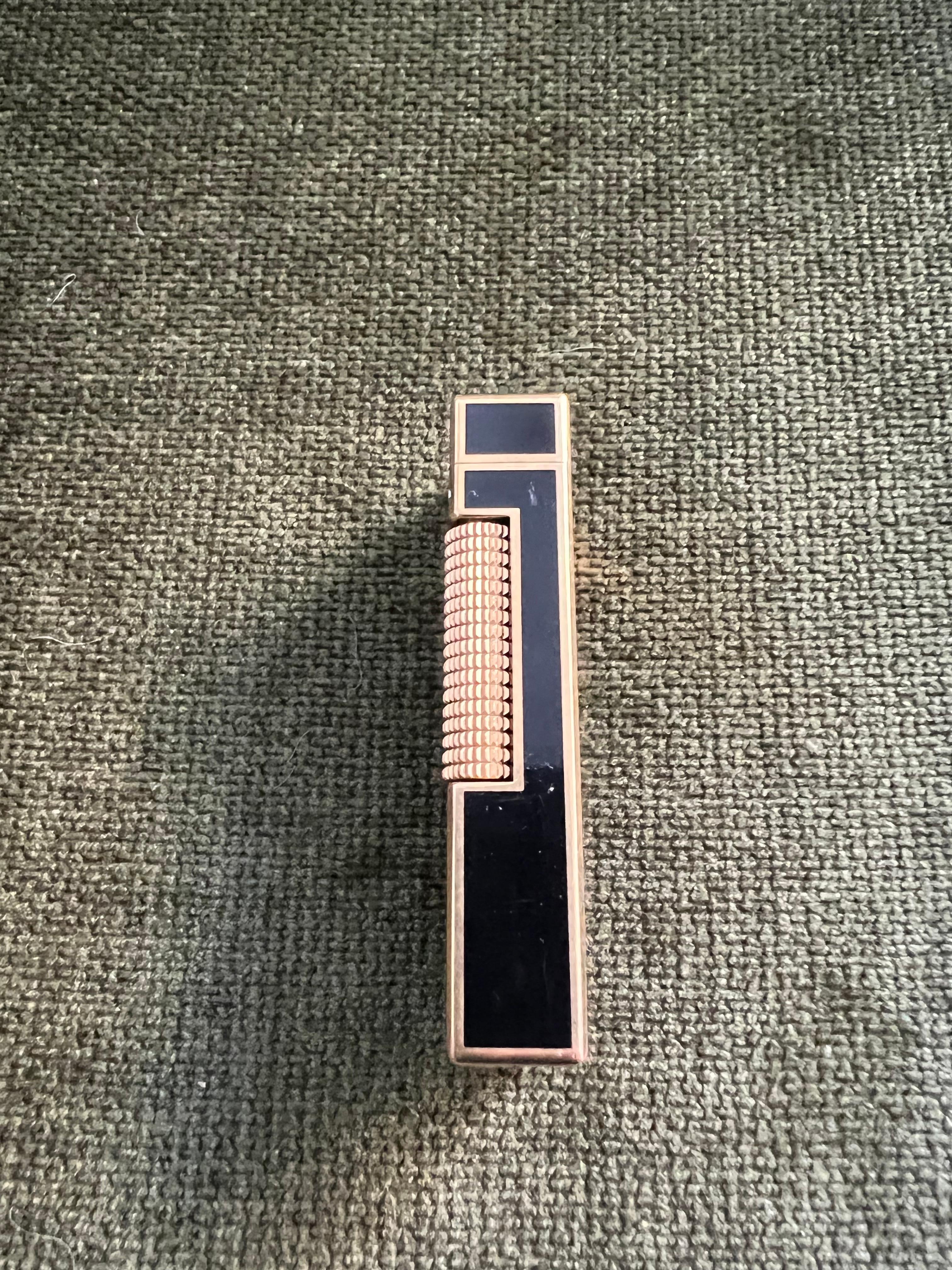 Raro e iconico accendino vintage Dunhill placcato in oro e lacca nera di produzione svizzera in vendita 3